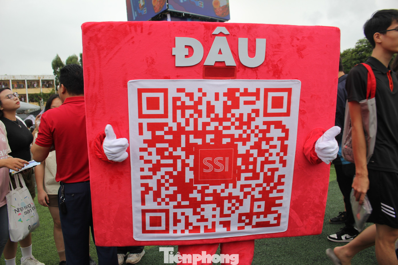 Theo đúng tinh thần “Bứt phá giới hạn” của ngày Ngày Thẻ Việt Nam 2023 - Sóng Festival, khách hàng trẻ đến với gian hàng “Đầu tư tư đâu - Đầu tư từ đây” của SSI sẽ được trải nghiệm một “vũ trụ” đầu tư bùng nổ, được cá nhân hóa để phù hợp với từng người. Theo đúng tinh thần “Bứt phá giới hạn” của ngày Ngày Thẻ Việt Nam 2023 - Sóng Festival, khách hàng trẻ đến với gian hàng “Đầu tư tư đâu - Đầu tư từ đây” của SSI sẽ được trải nghiệm một “vũ trụ” đầu tư bùng nổ, được cá nhân hóa để phù hợp với từng người.