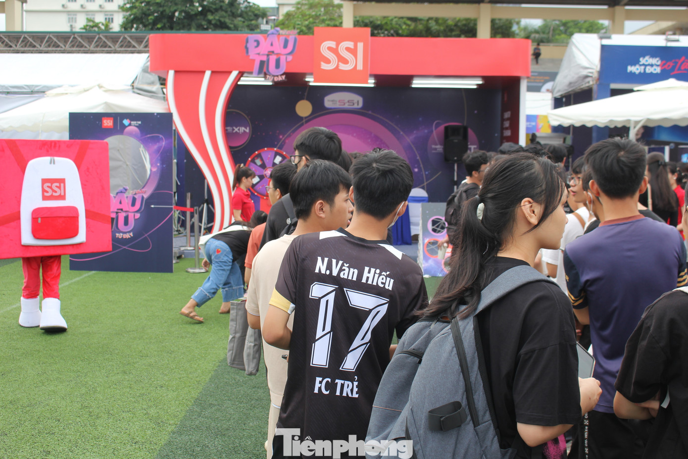 Là công ty chứng khoán duy nhất, đại diện ngành chứng khoán tham gia Ngày Thẻ Việt Nam 2023 - Sóng Festival, gian hàng của SSI lấy màu đỏ làm màu chủ đạo. Là công ty chứng khoán duy nhất, đại diện ngành chứng khoán tham gia Ngày Thẻ Việt Nam 2023 - Sóng Festival, gian hàng của SSI lấy màu đỏ làm màu chủ đạo.