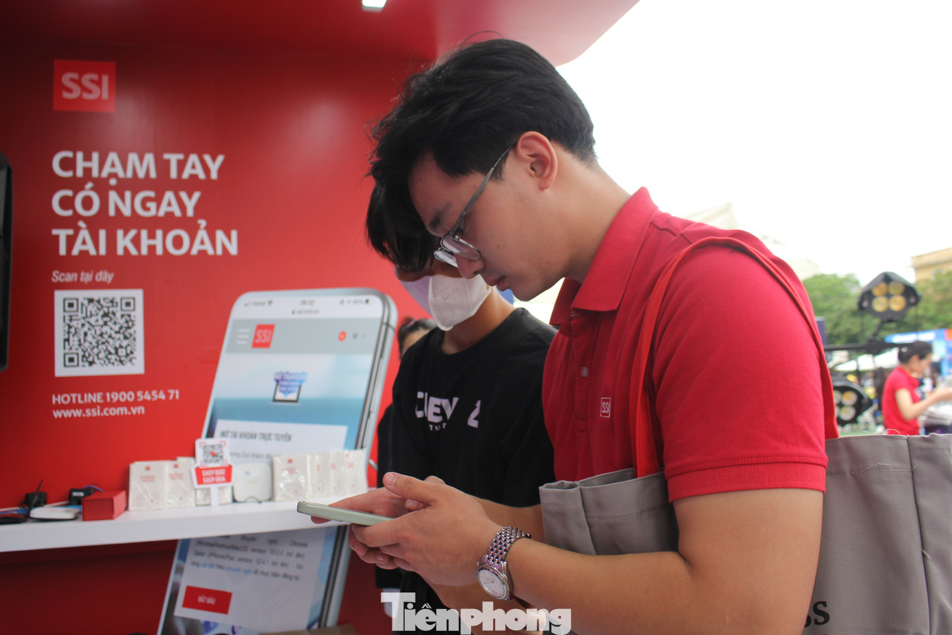 Tại sự kiện ý nghĩa này, SSI mong muốn thúc đẩy xu thế tiêu dùng hiện đại. Đồng thời, tạo cơ hội cho thế hệ trẻ tiếp cận các kiến thức, dịch vụ/ kênh đầu tư trực tuyến để sớm bắt đầu hành trình tích lũy tài sản. Tại sự kiện ý nghĩa này, SSI mong muốn thúc đẩy xu thế tiêu dùng hiện đại. Đồng thời, tạo cơ hội cho thế hệ trẻ tiếp cận các kiến thức, dịch vụ/ kênh đầu tư trực tuyến để sớm bắt đầu hành trình tích lũy tài sản.