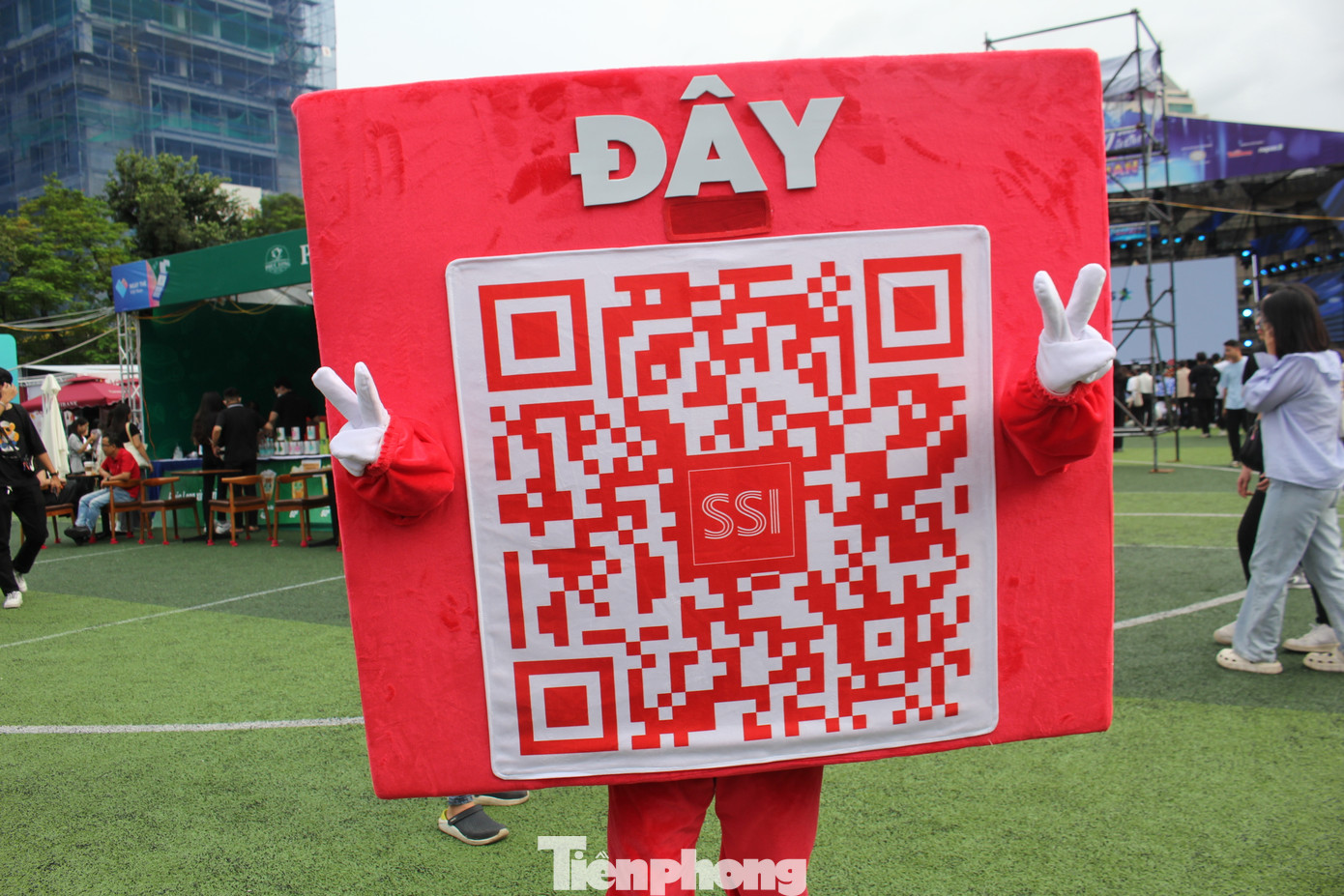 Theo đúng tinh thần “Bứt phá giới hạn” của ngày Ngày Thẻ Việt Nam 2023 - Sóng Festival, khách hàng trẻ đến với gian hàng “Đầu tư tư đâu - Đầu tư từ đây” của SSI sẽ được trải nghiệm một “vũ trụ” đầu tư bùng nổ, được cá nhân hóa để phù hợp với từng người. Theo đúng tinh thần “Bứt phá giới hạn” của ngày Ngày Thẻ Việt Nam 2023 - Sóng Festival, khách hàng trẻ đến với gian hàng “Đầu tư tư đâu - Đầu tư từ đây” của SSI sẽ được trải nghiệm một “vũ trụ” đầu tư bùng nổ, được cá nhân hóa để phù hợp với từng người.