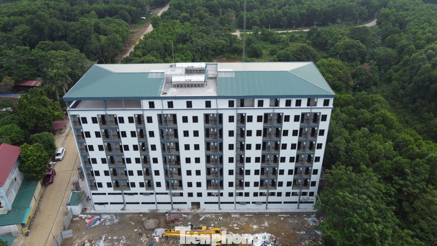 Tòa chung cư mini 9 tầng với cả trăm căn hộ xây “chui” trên đường Phú Hữu (Thôn 1, xã Tân Xã) nằm trên khu đất có diện tích 726,5m2, trong đó chỉ có 225m2 là đất ở, còn lại hơn 500m2 là đất trồng cây lâu năm. Tòa chung cư mini 9 tầng với cả trăm căn hộ xây “chui” trên đường Phú Hữu (Thôn 1, xã Tân Xã) nằm trên khu đất có diện tích 726,5m2, trong đó chỉ có 225m2 là đất ở, còn lại hơn 500m2 là đất trồng cây lâu năm.