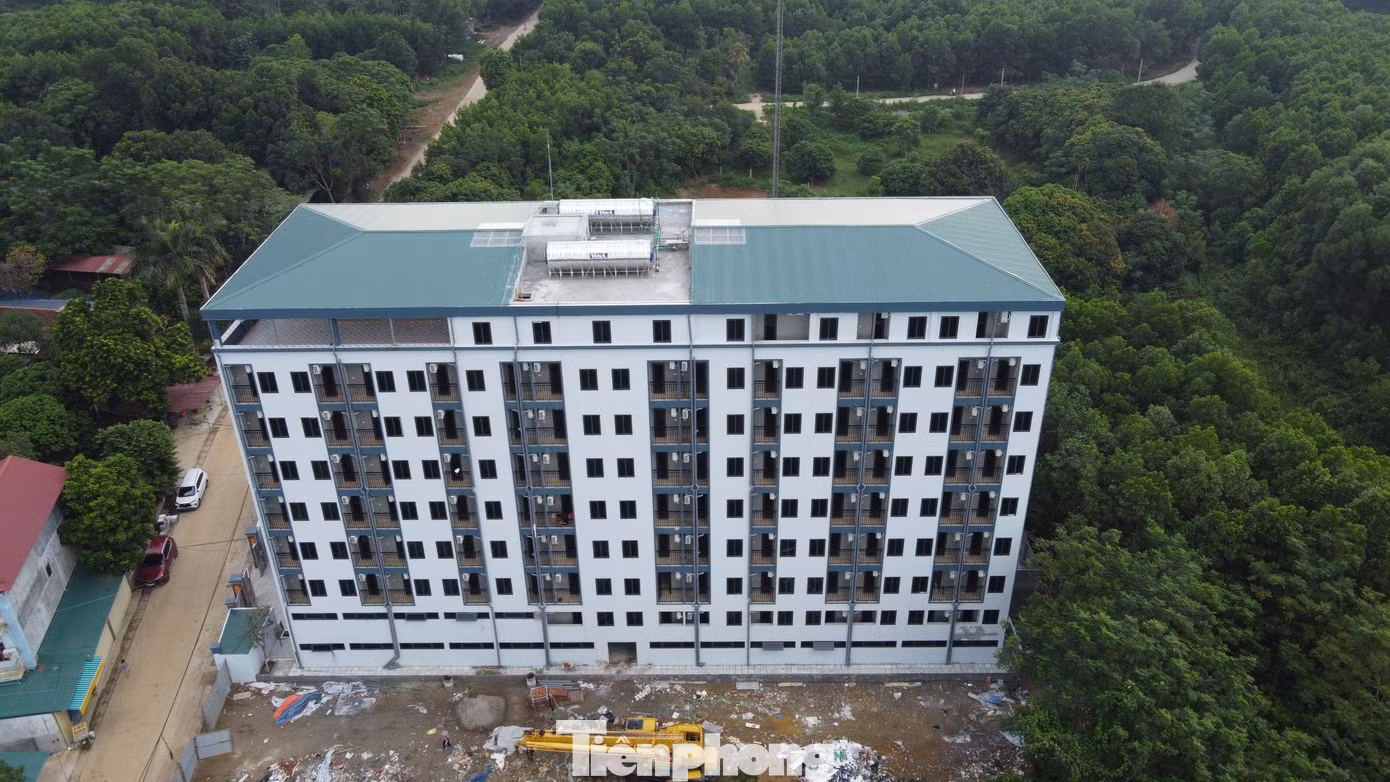Tòa chung cư mini 9 tầng với cả trăm căn hộ xây “chui” trên đường Phú Hữu (Thôn 1, xã Tân Xã) nằm trên khu đất có diện tích 726,5m2, trong đó chỉ có 225m2 là đất ở, còn lại hơn 500m2 là đất trồng cây lâu năm.