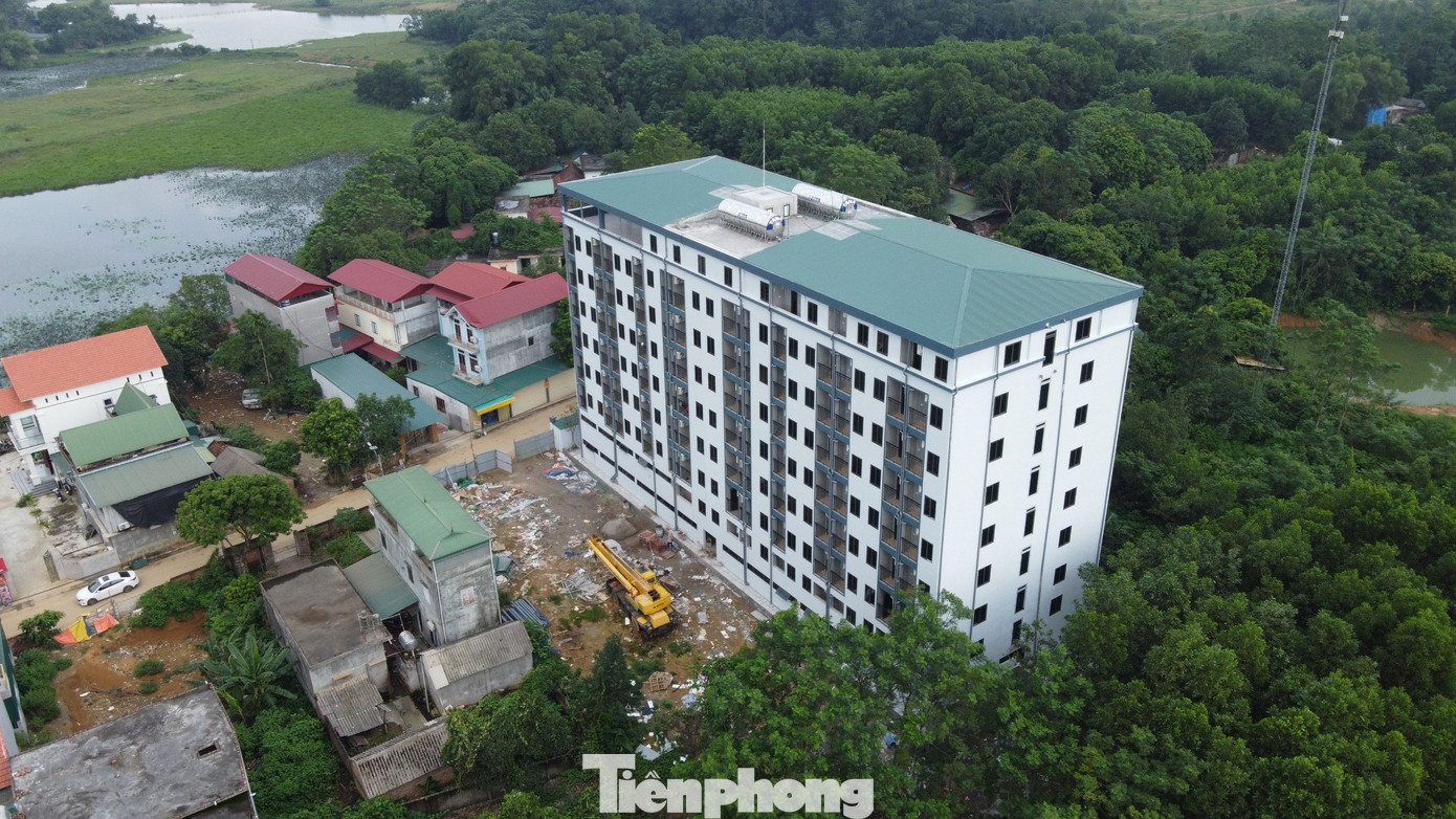 Chung cư mini My Home (xã Tân Xã) vi phạm trật tự, vi phạm đất đai với quy mô "khủng" nhưng thay vì xử lý vi phạm, Phó Chủ tịch UBND huyện Thạch Thất Nguyễn Kim Loan lại cấp phép cho công trình vi phạm để "hợp thức hóa". Chung cư mini My Home (xã Tân Xã) vi phạm trật tự, vi phạm đất đai với quy mô "khủng" nhưng thay vì xử lý vi phạm, Phó Chủ tịch UBND huyện Thạch Thất Nguyễn Kim Loan lại cấp phép cho công trình vi phạm để "hợp thức hóa".