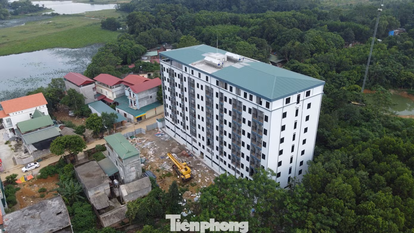Chung cư mini My Home (xã Tân Xã) vi phạm trật tự, vi phạm đất đai với quy mô "khủng" nhưng thay vì xử lý vi phạm, Phó Chủ tịch UBND huyện Thạch Thất Nguyễn Kim Loan lại cấp phép cho công trình vi phạm để "hợp thức hóa".