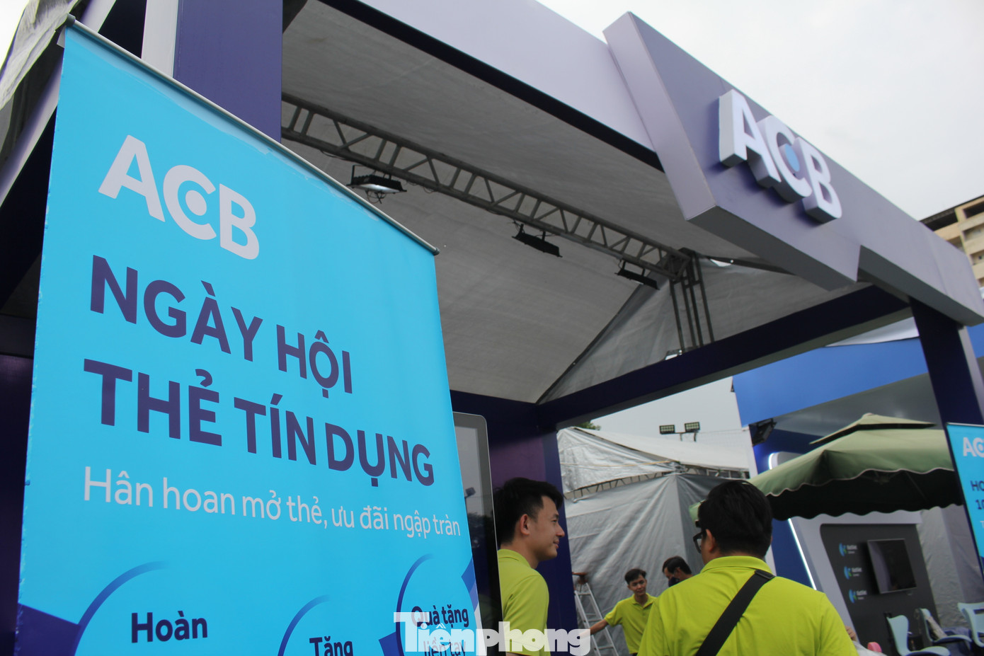 Gian hàng thu hút đông đảo sinh viên đến trải nghiệm và mở thẻ để nhận những món quà may mắn từ ACB. Gian hàng thu hút đông đảo sinh viên đến trải nghiệm và mở thẻ để nhận những món quà may mắn từ ACB.