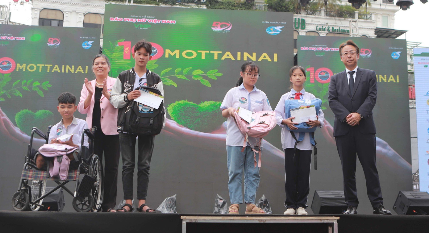 Chủ tịch Hội Chữ thập đỏ Bùi Thị Hòa trao học bổng cho các em học sinh mồ côi, bị ảnh hưởng bởi tai nạn giao thông tại sự kiện.