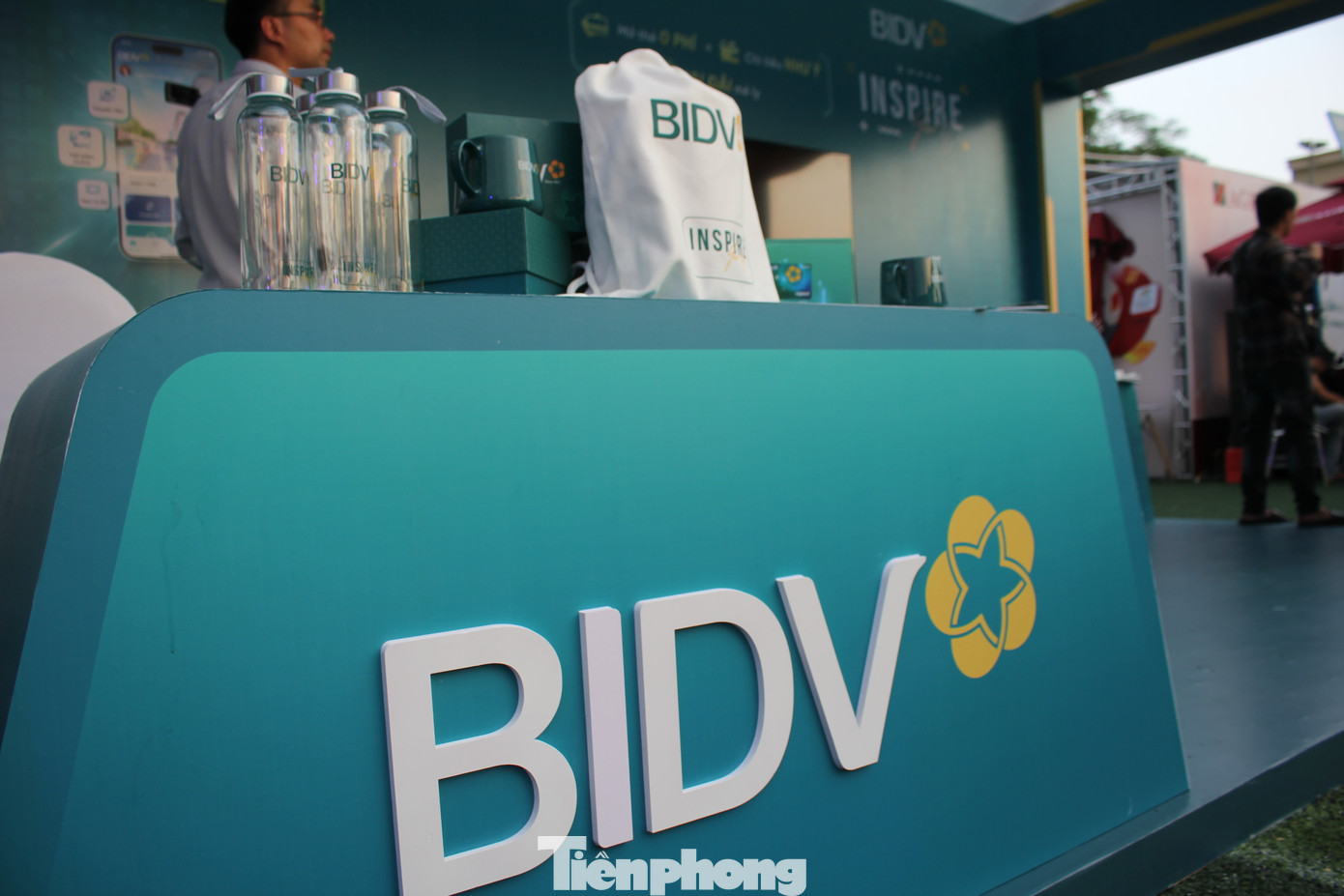 Theo đó, khách hàng đăng ký thành công BIDV SmartBanking & đăng ký phát hành thẻ phi vật lý ngay tại gian hàng sẽ được tặng cốc sứ, bình nước thủy tinh, balo dây rút canvas,… Theo đó, khách hàng đăng ký thành công BIDV SmartBanking & đăng ký phát hành thẻ phi vật lý ngay tại gian hàng sẽ được tặng cốc sứ, bình nước thủy tinh, balo dây rút canvas,…