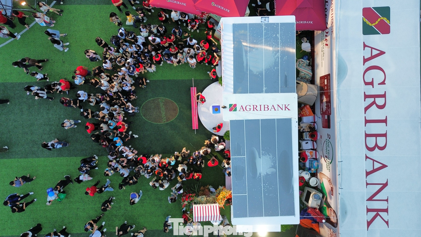 Hình ảnh nhìn từ trên cao của gian hàng Agribank tại Ngày thẻ Việt Nam 2023 - Sóng Festival. Hình ảnh nhìn từ trên cao của gian hàng Agribank tại Ngày thẻ Việt Nam 2023 - Sóng Festival.