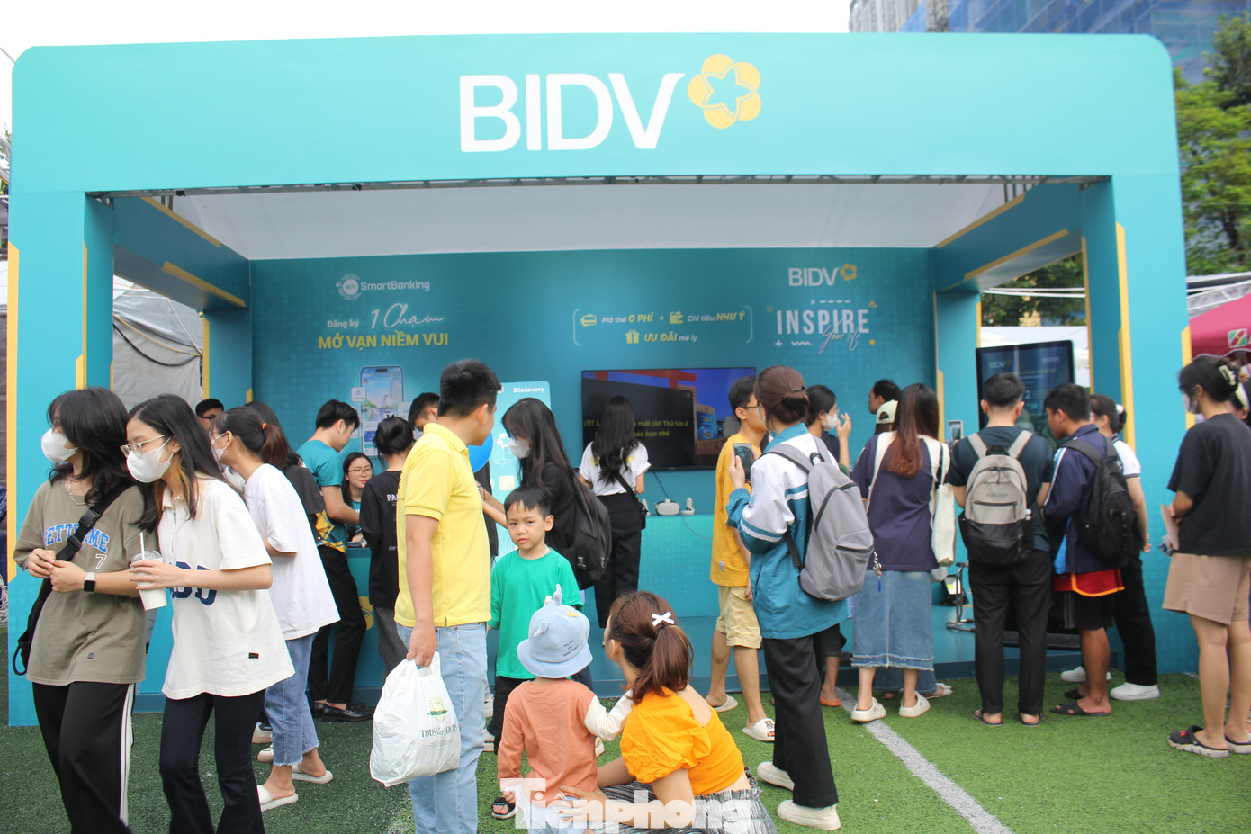 Bên cạnh đó, BIDV còn hợp tác với Dragon Capital tiên phong cung cấp sản phẩm ủy thác đầu tư cho khách hàng siêu giàu “Elevate by DC”. Do vậy, BIDV là một trong những ngân hàng dẫn đầu thị trường phát triển tín dụng xanh với thị phần 13% tổng dư nợ cho vay lĩnh vực xanh toàn bộ nền kinh tế … Bên cạnh đó, BIDV còn hợp tác với Dragon Capital tiên phong cung cấp sản phẩm ủy thác đầu tư cho khách hàng siêu giàu “Elevate by DC”. Do vậy, BIDV là một trong những ngân hàng dẫn đầu thị trường phát triển tín dụng xanh với thị phần 13% tổng dư nợ cho vay lĩnh vực xanh toàn bộ nền kinh tế …