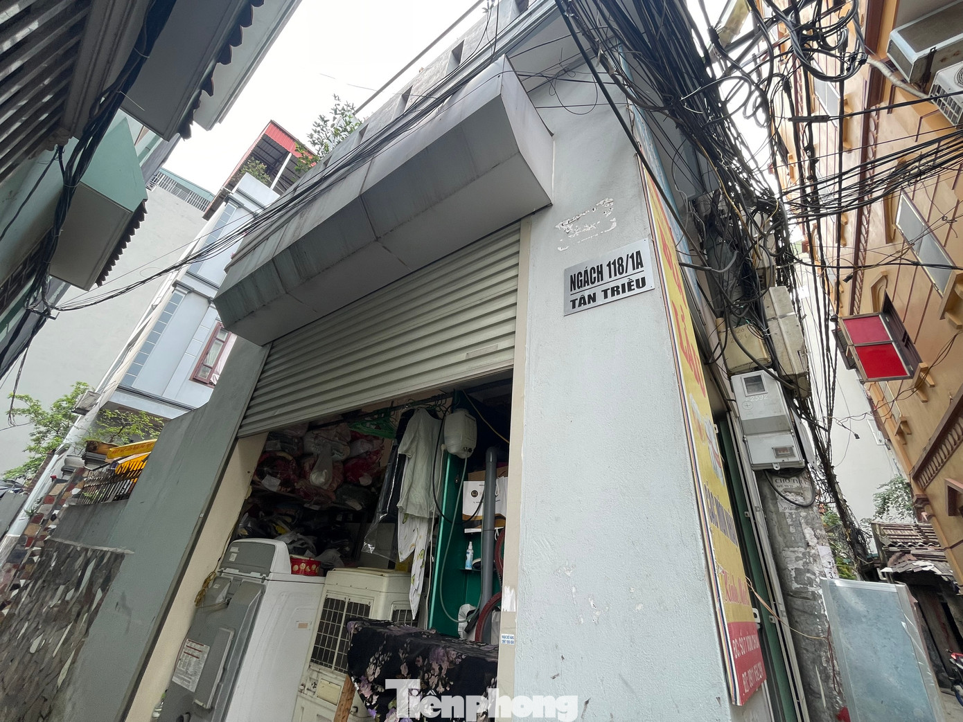 Cũng trên địa bàn xã Tân Triều, một tòa nhà cao tầng ở ngách 118/1A Tân Triều nhận nhiều phản ánh của người dân. Bởi lẽ, con ngách chỉ rộng hơn 1m mà ngày đêm bị chật cứng vì công nhân vận chuyển vật liệu ra vào.