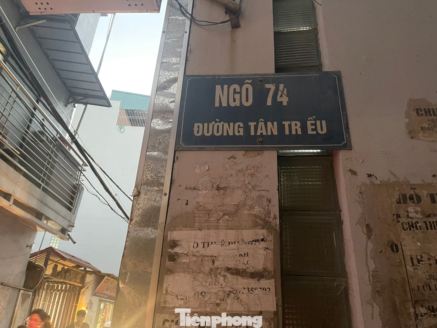 Tại ngõ 74 đường Tân Triều, người dân bày tỏ sự bức xúc khi ngày đêm phải nghe tiếng ồn xây dựng từ các công trình này.