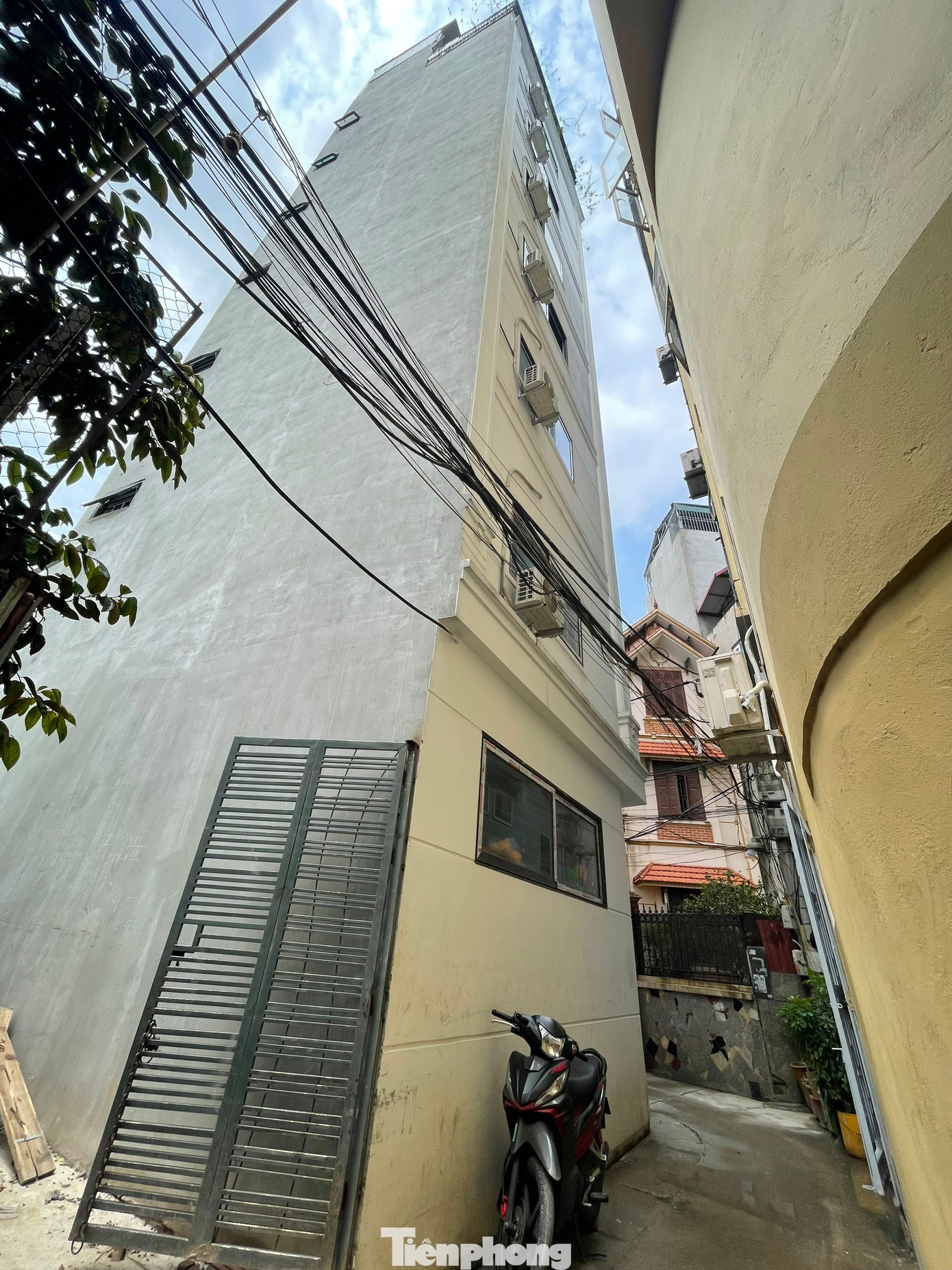 Nói về biện pháp xử lý các công trình xây vượt tầng, ông Lăng cho biết, nếu công trình chưa đổ mái thì xã sẽ cưỡng chế không cho đổ. Đối với công trình đã đổ mái thì chính quyền địa phương sẽ có công văn gửi các bên, yêu cầu cắt điện, cắt nước để không thể hoạt động.