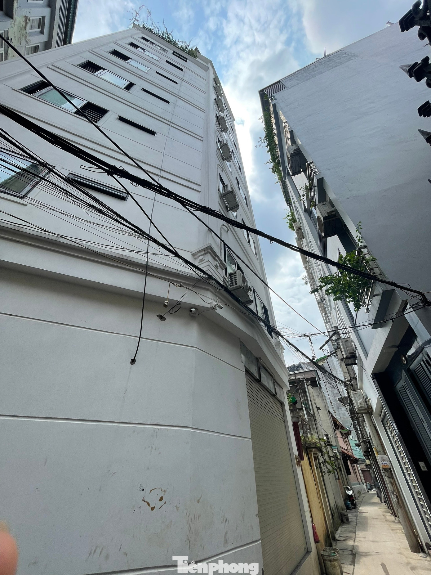 Nói về biện pháp xử lý các công trình xây vượt tầng, ông Lăng cho biết, nếu công trình chưa đổ mái thì xã sẽ cưỡng chế không cho đổ. Đối với công trình đã đổ mái thì chính quyền địa phương sẽ có công văn gửi các bên, yêu cầu cắt điện, cắt nước để không thể hoạt động.