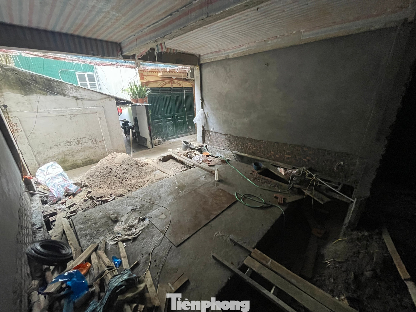 Thấy có người đến hỏi thuê nhà, hàng xóm bên cạnh cho biết tòa nhà này sẽ hoàn thành vào dịp giáp Tết Nguyên đán, mỗi tầng có khoảng 3 phòng với quy mô cho khoảng 100 người sinh sống nên muốn thuê thì tầm thời gian ấy hẵng quay lại.