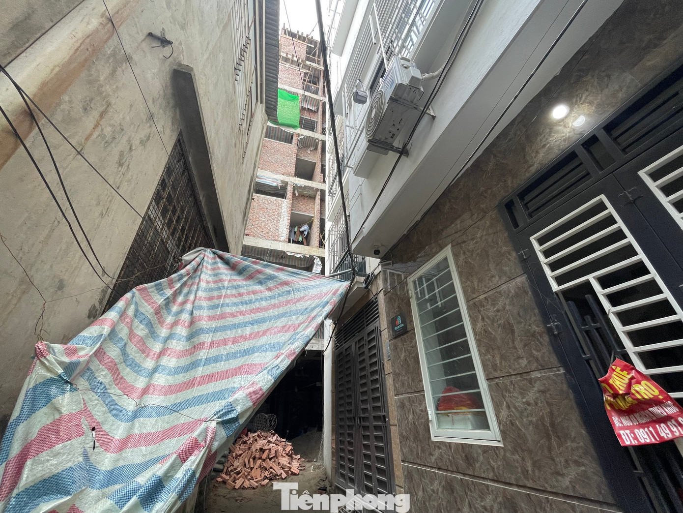 Cũng trên địa bàn xã Tân Triều, một tòa nhà cao tầng ở ngách 118/1A Tân Triều nhận nhiều phản ánh của người dân. Bởi lẽ, con ngách chỉ rộng hơn 1m mà ngày đêm bị chật cứng vì công nhân vận chuyển vật liệu ra vào.