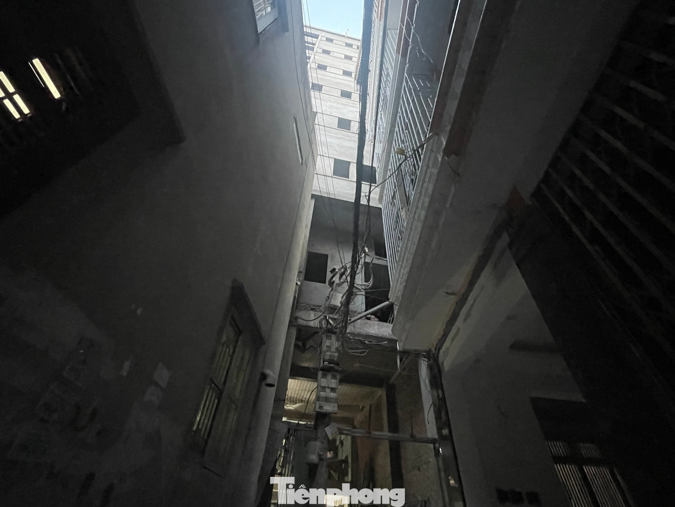 Cũng trong ngõ 74 đường Tân Triều, cách công trình vừa nêu 50m, một tòa nhà 8 tầng khác cũng đang cấp tập xây dựng. Một số người dân xung quanh và công nhân tiết lộ, chủ nhà có ý định xây dựng các phòng trọ để cho thuê.