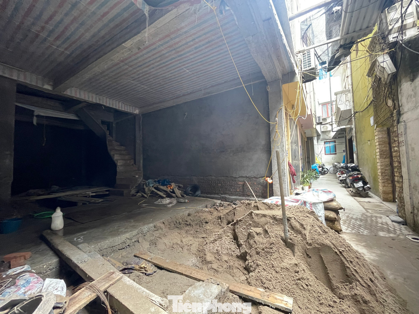 Thấy có người đến hỏi thuê nhà, hàng xóm bên cạnh cho biết tòa nhà này sẽ hoàn thành vào dịp giáp Tết Nguyên đán, mỗi tầng có khoảng 3 phòng với quy mô cho khoảng 100 người sinh sống nên muốn thuê thì tầm thời gian ấy hẵng quay lại.