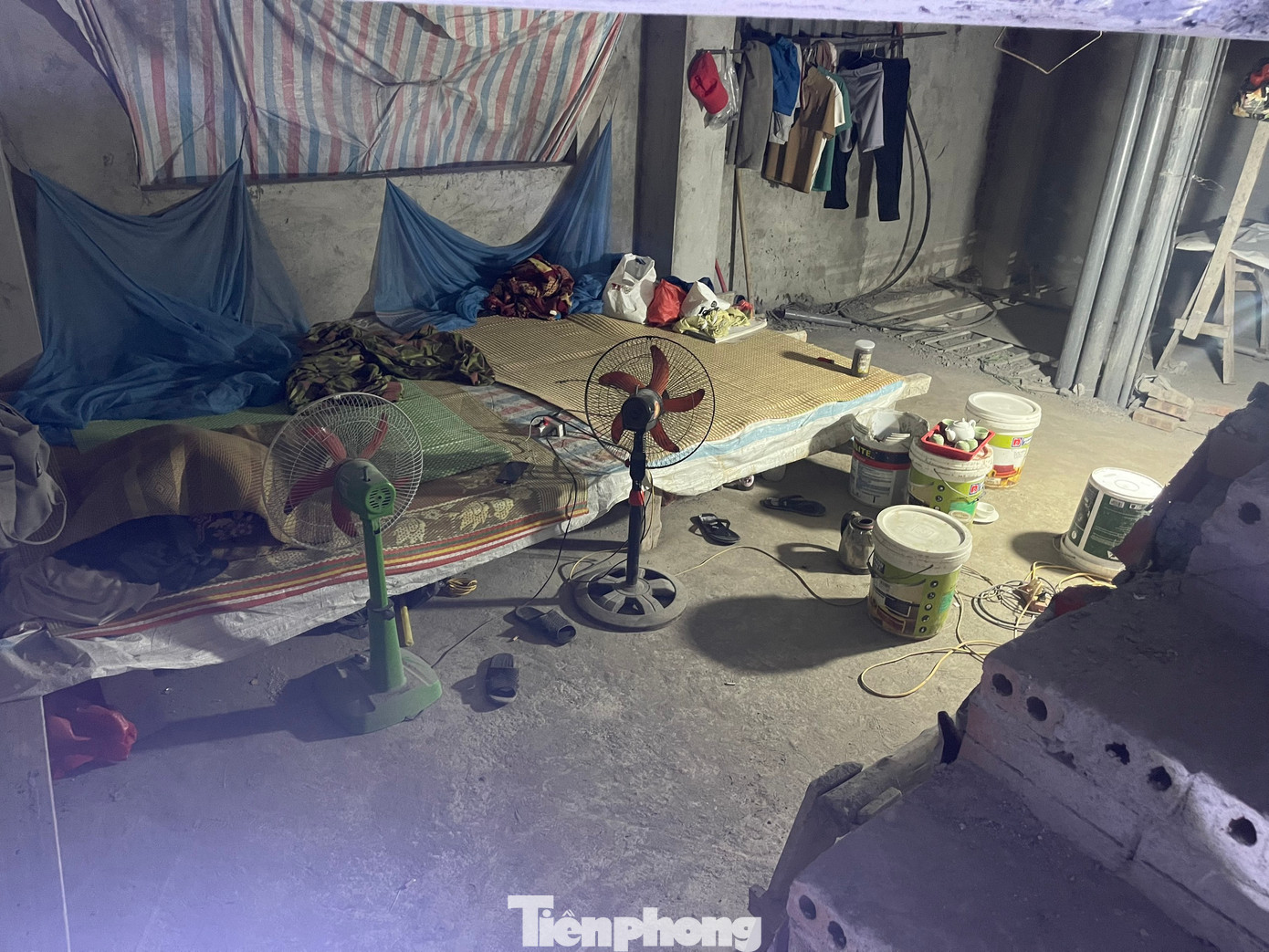 Tòa nhà đã trát vữa mặt ngoài nhưng bên trong còn đang ngổn ngang. Xi măng, cát, sỏi, vôi, vữa… chất đống khắp nơi.