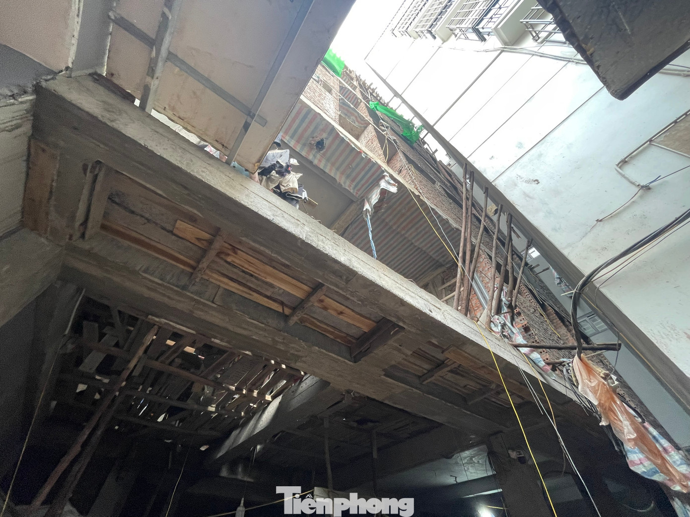 Theo ông Lăng, các công trình xây vượt tầng xã đều đã có hồ sơ và biên bản xử lý vi phạm. Nếu theo quy định của pháp luật về xây sai phép thì sẽ phải cắt đi những tầng vượt phép. Tuy nhiên, việc này rất khó khăn, nhất là đối với người dân. Bởi lẽ, câu chuyện xây vượt tầng là thực trạng chung của TP chứ không riêng gì địa bàn xã Tân Triều.