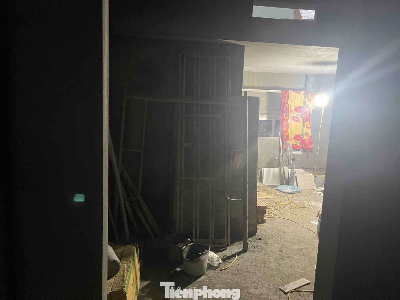 Thời điểm khảo sát lúc 20h, công nhân vẫn đang miệt mài xây dựng và chỉ cắt cử phụ nữ nấu cơm để ăn xong rồi làm tiếp.