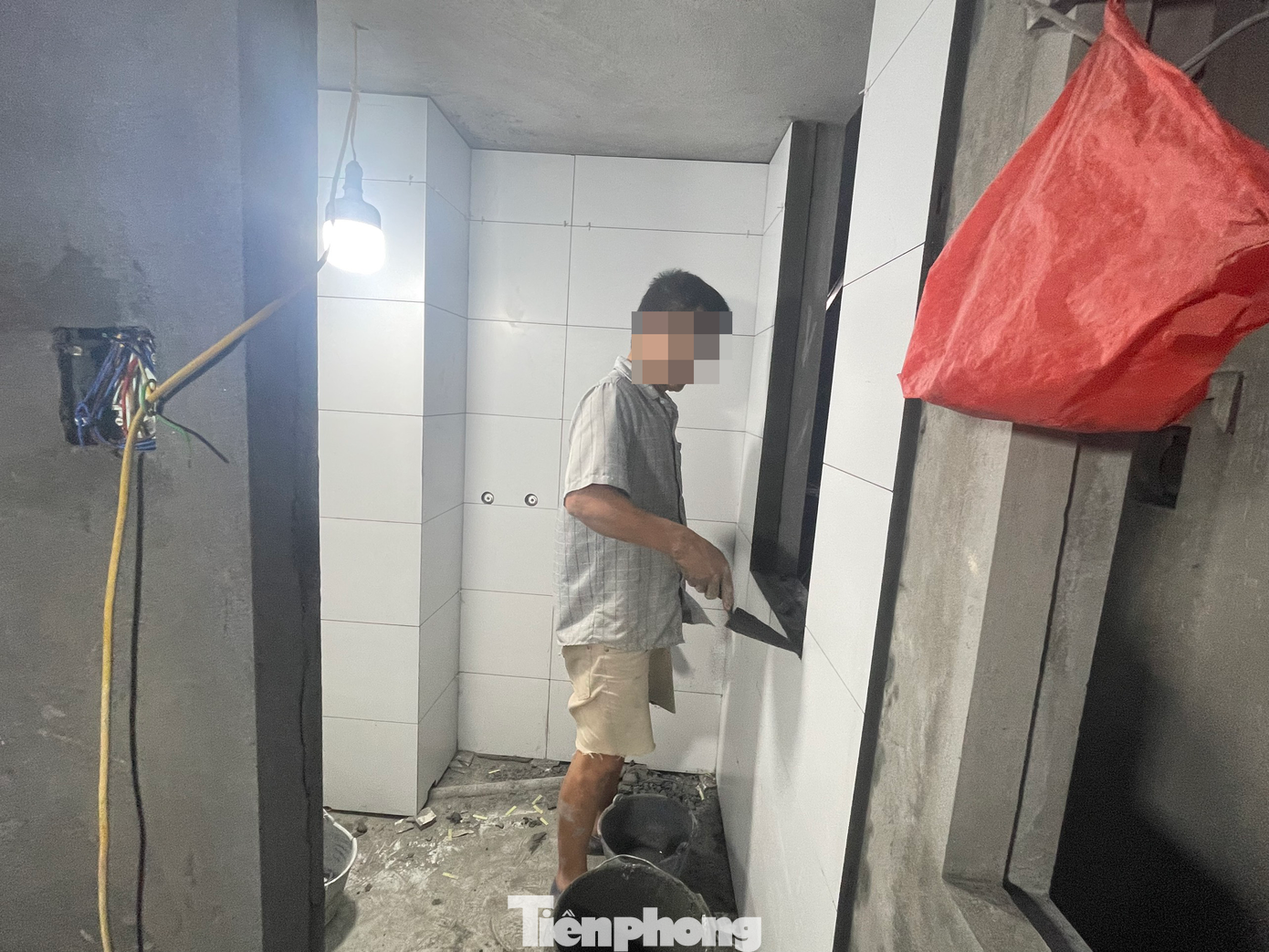 Thời điểm khảo sát lúc 20h, công nhân vẫn đang miệt mài xây dựng và chỉ cắt cử phụ nữ nấu cơm để ăn xong rồi làm tiếp.