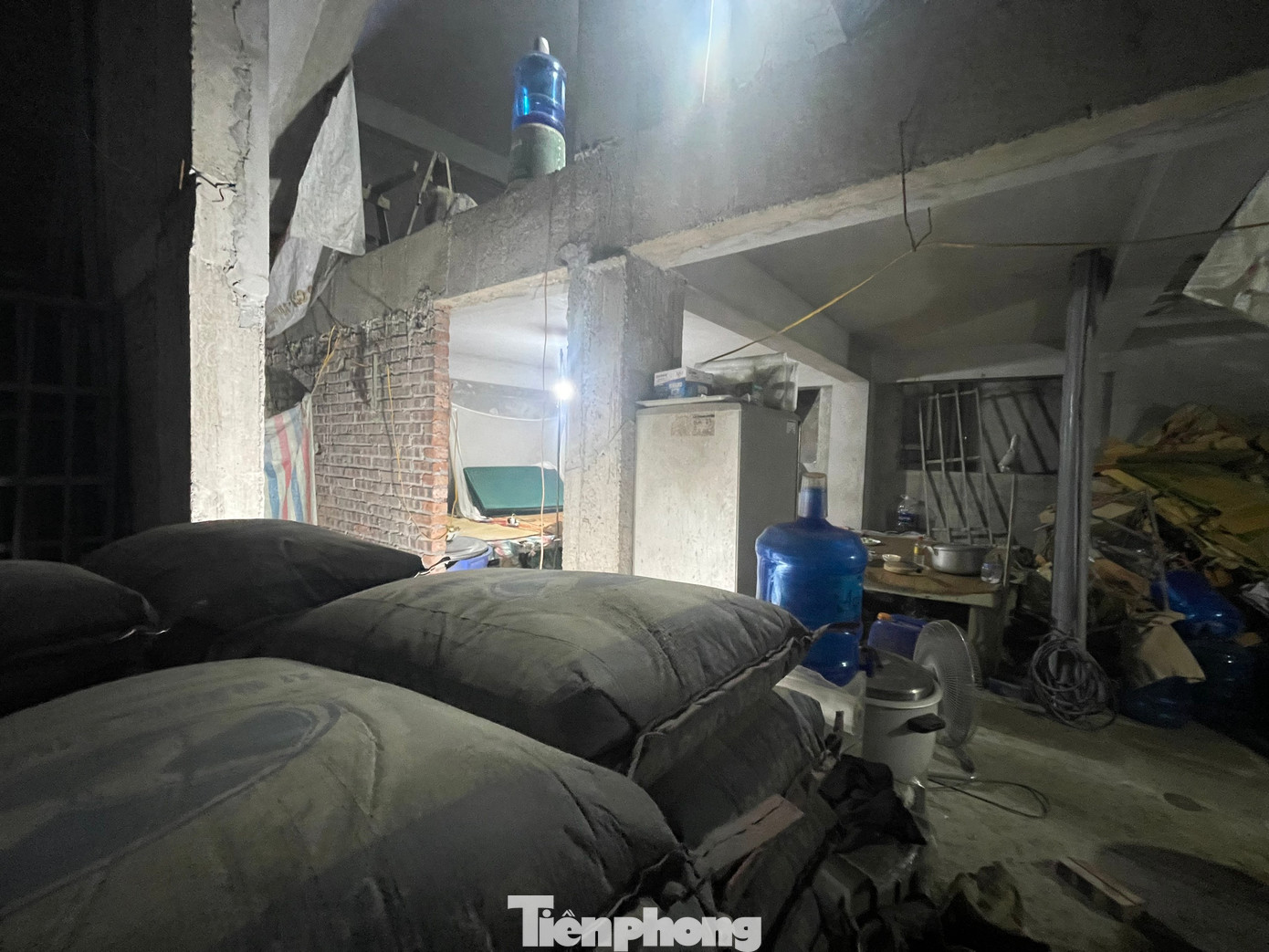 Tòa nhà đã trát vữa mặt ngoài nhưng bên trong còn đang ngổn ngang. Xi măng, cát, sỏi, vôi, vữa… chất đống khắp nơi.