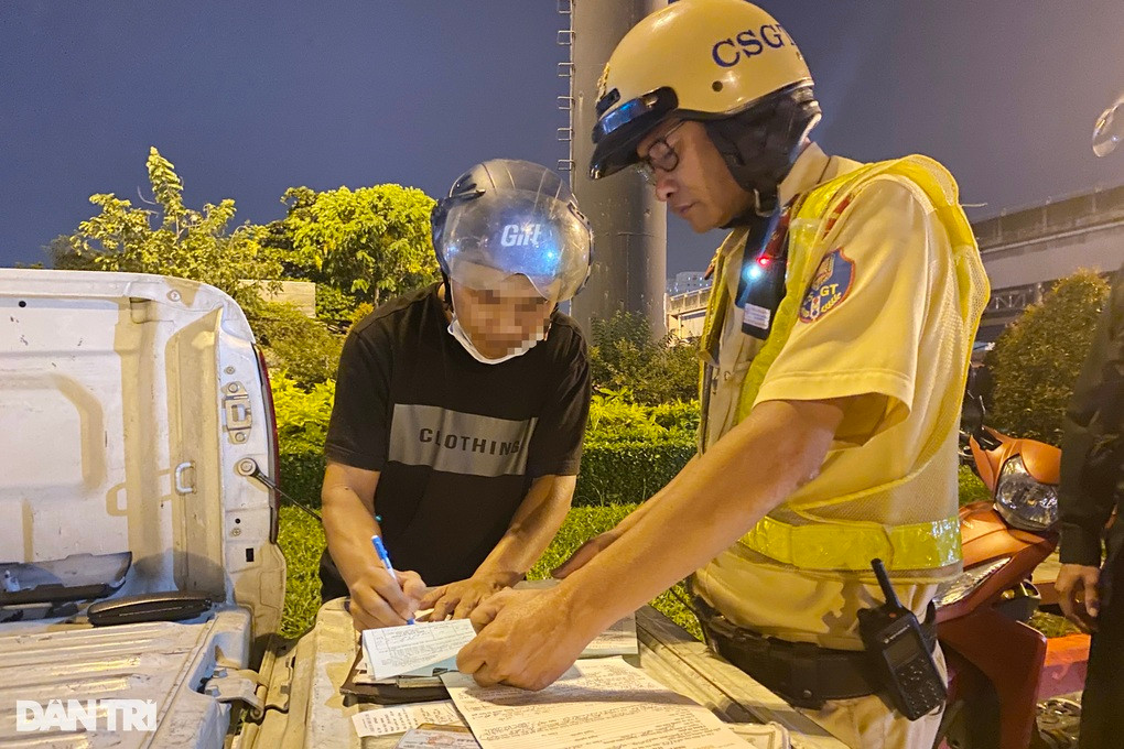 Tài xế T. có nồng độ cồn 0,341mg/lít khí thở bị CSGT lập biên bản xử phạt 4,5 triệu đồng (Ảnh: An Huy).