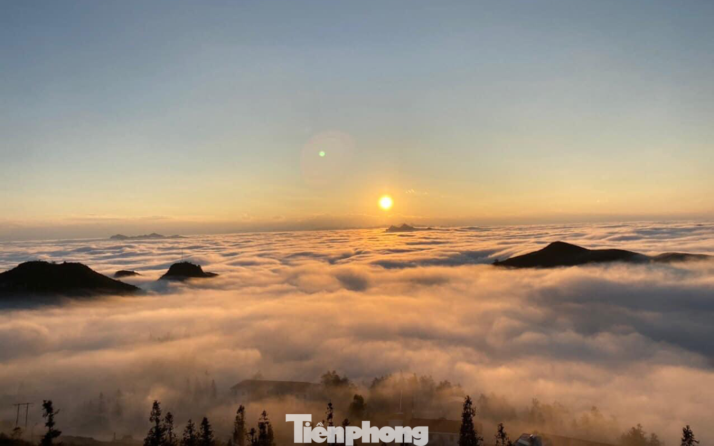 Biển mây thường xuất hiện từ 5h sáng và dần biến mất sau 2-3 tiếng. Biển mây thường xuất hiện từ 5h sáng và dần biến mất sau 2-3 tiếng.