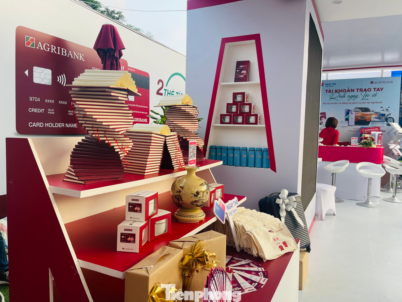 Không gian trải nghiệm và check in tại gian hàng của Agribank được ê-kip sự kiện của ngân hàng chăm chút tỉ mỉ và công phu. Không gian trải nghiệm và check in tại gian hàng của Agribank được ê-kip sự kiện của ngân hàng chăm chút tỉ mỉ và công phu.