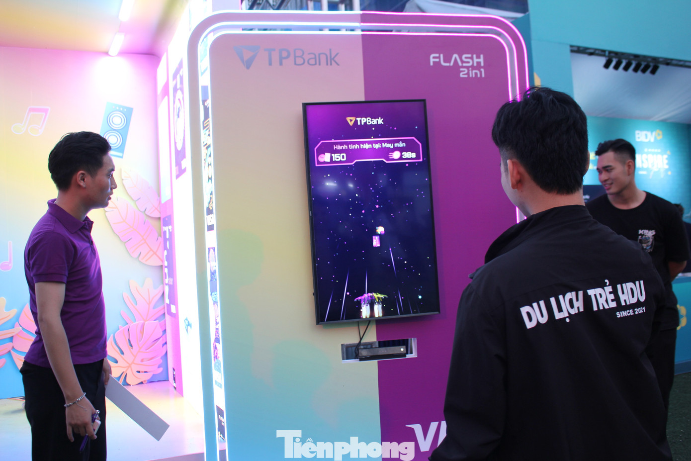 TP Bank với sắc tím nổi bật trên sân vận động Đại học sư phạm Hà Nội mang đến những trò chơi trải nghiệm mới mẻ cho các bạn sinh viên. TP Bank với sắc tím nổi bật trên sân vận động Đại học sư phạm Hà Nội mang đến những trò chơi trải nghiệm mới mẻ cho các bạn sinh viên.