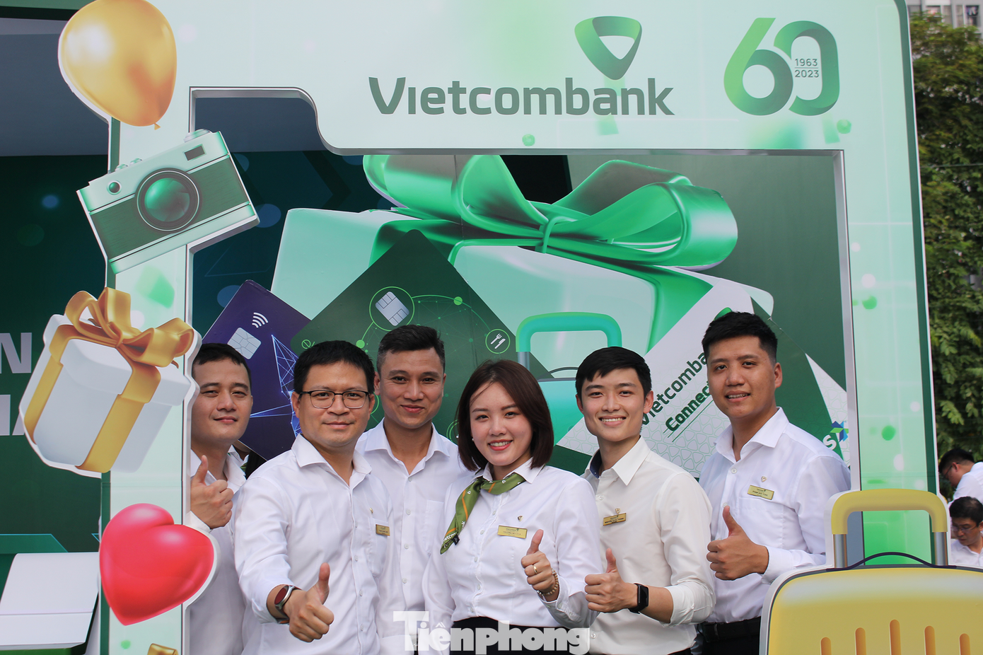 Gian hàng mang màu xanh lá đặc trưng của Viecombank được đánh giá là một trong những gian hàng ấn tượng nhất tại sự kiện. Gian hàng mang màu xanh lá đặc trưng của Viecombank được đánh giá là một trong những gian hàng ấn tượng nhất tại sự kiện.