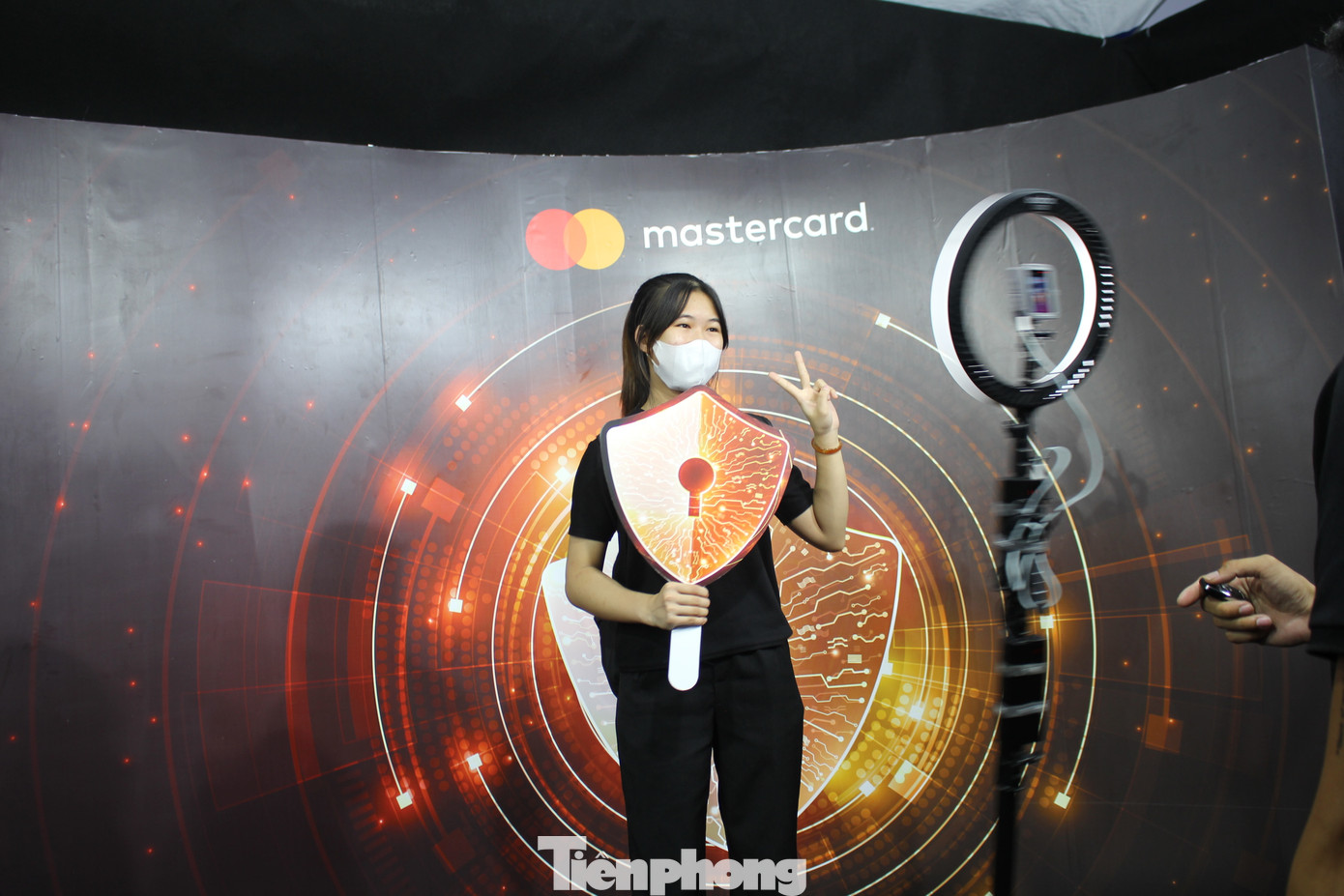 Gian hàng của Mastercard khiến các bạn trẻ tỏ ra thích thú khi được trải nghiệm việc check in bằng camera 360 độ. Gian hàng của Mastercard khiến các bạn trẻ tỏ ra thích thú khi được trải nghiệm việc check in bằng camera 360 độ.