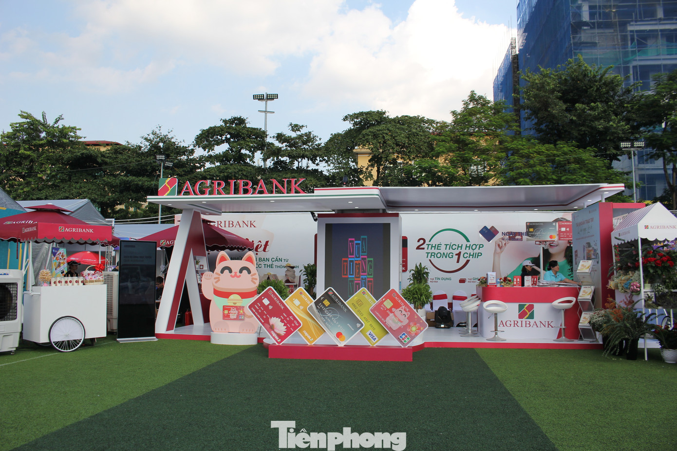 Gian hàng của Agribank được nhận xét là thơ mộng nhất vì dùng chiếc xe hoa mùa thu kết hợp với màu đỏ để trang trí. Gian hàng của Agribank được nhận xét là thơ mộng nhất vì dùng chiếc xe hoa mùa thu kết hợp với màu đỏ để trang trí.