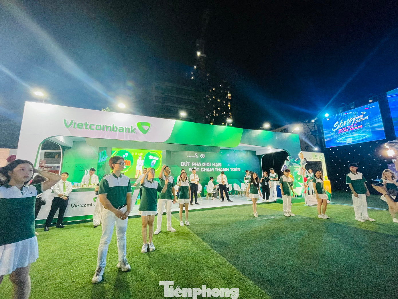 Năm nay, gian hàng của ngân hàng Vietcombank được đầu tư với quy mô và kinh phí “khủng” so với hai mùa trước. Năm nay, gian hàng của ngân hàng Vietcombank được đầu tư với quy mô và kinh phí “khủng” so với hai mùa trước.