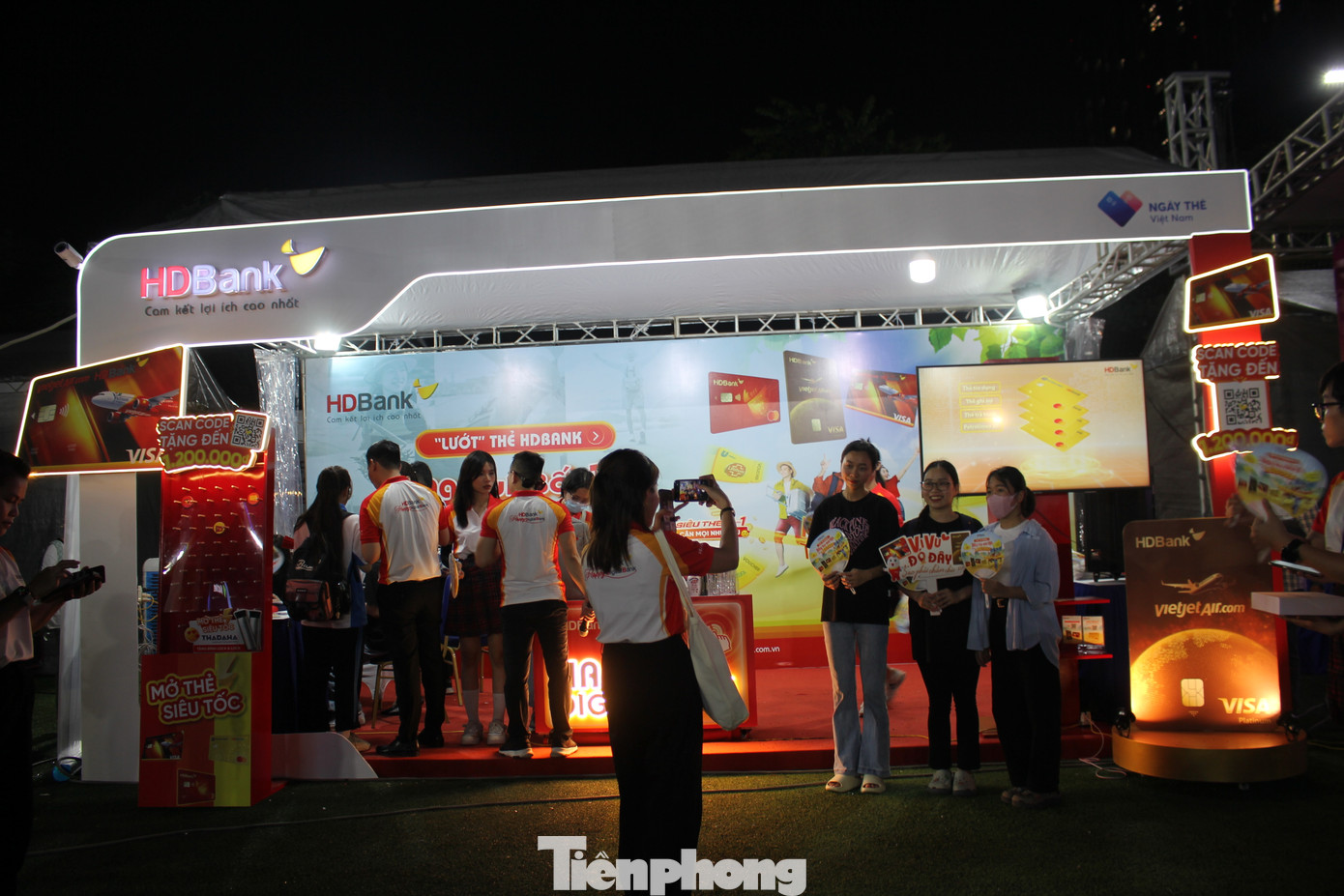 Gian hàng của HD Bank được nhiều bạn trẻ rủ nhau đến chụp ảnh kỉ niệm. Gian hàng của HD Bank được nhiều bạn trẻ rủ nhau đến chụp ảnh kỉ niệm.