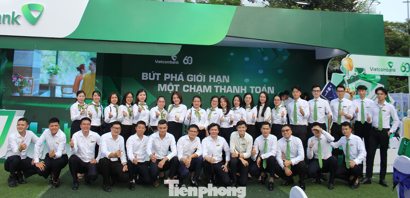 Hiện, Vietcombank đứng đầu về quy mô khách hàng trên kênh số với gần 10 triệu khách thường xuyên giao dịch; 98% giao dịch được thực hiện trên các kênh số. Trung bình mỗi ngày xử lý hơn 4 triệu giao dịch với giá trị gần 34.000 tỷ đồng mỗi ngày.