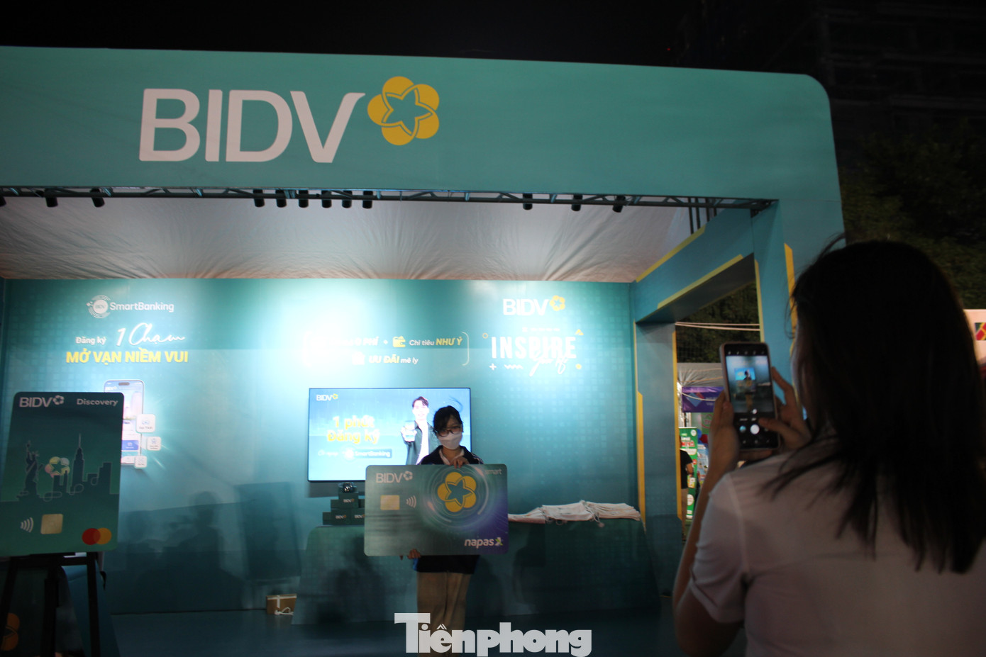 N.T.V (Sinh viên năm nhất, trương đại học Sư phạm Hà Nội) hào hứng mở thẻ của ngân hàng BIDV khi lần đầu đến trải nghiệm gian hàng của BIDV. N.T.V (Sinh viên năm nhất, trương đại học Sư phạm Hà Nội) hào hứng mở thẻ của ngân hàng BIDV khi lần đầu đến trải nghiệm gian hàng của BIDV.