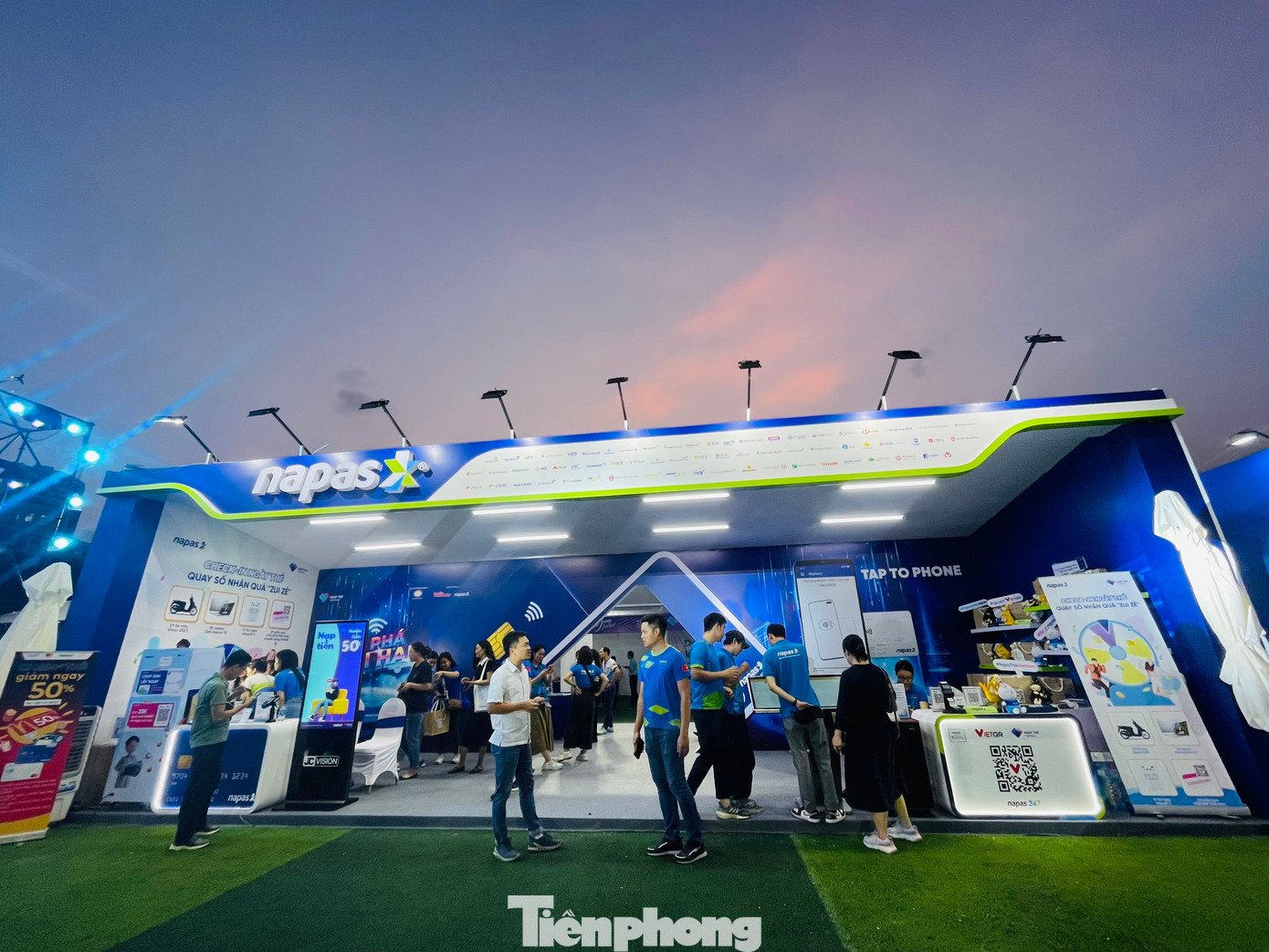 Đối diện gian hàng của Vietcombank là “đại bản doanh” của NAPAS với điểm nhấn là màu xanh dương. Đối diện gian hàng của Vietcombank là “đại bản doanh” của NAPAS với điểm nhấn là màu xanh dương.