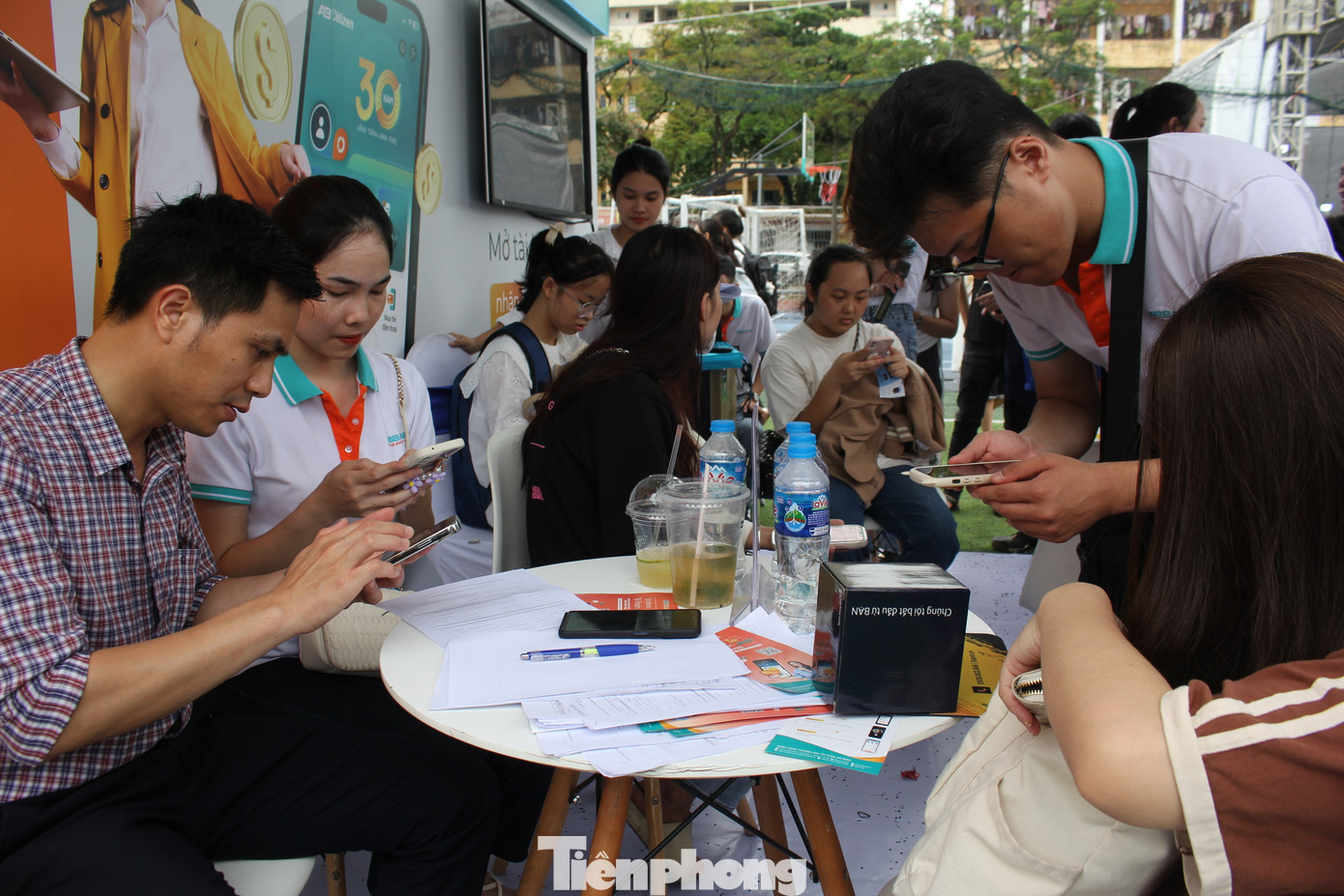 Chỉ với 5 bước đơn giản, dễ dàng thực hiện trên ứng dụng ngân hàng số AB Ditizen, khách hàng sẽ được mở thẻ online hoàn toàn miễn phí và có thể sử dụng để chuyển tiền, nhận tiền, thanh toán hóa đơn ngay tức thì.