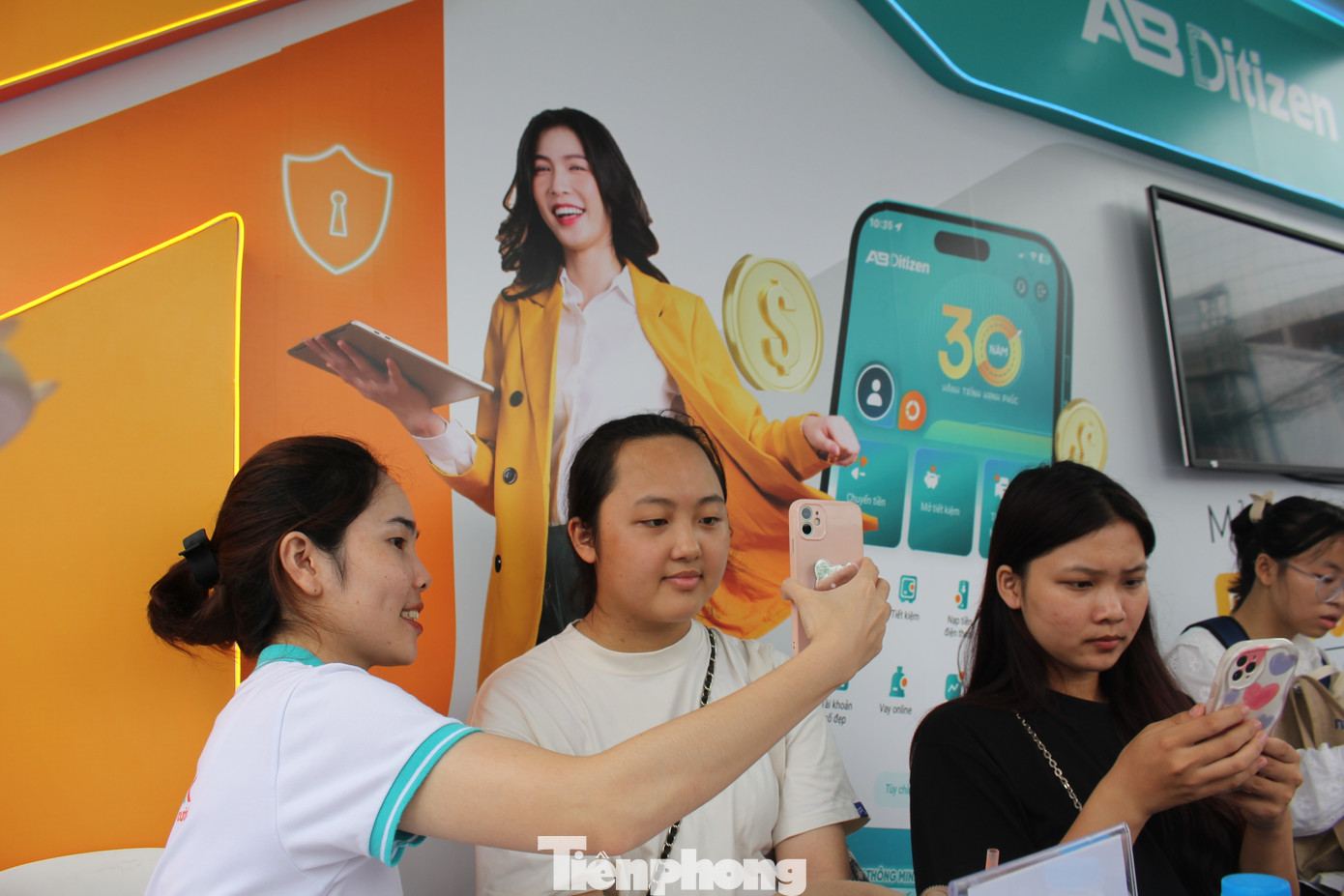 Đến thăm gian hàng của ABBANK tại Sóng Festival, khách hàng sẽ nhận được trải nghiệm mở thẻ online với tốc độ siêu nhanh trên ứng dụng AB Ditizen, thông qua luồng eKYC.