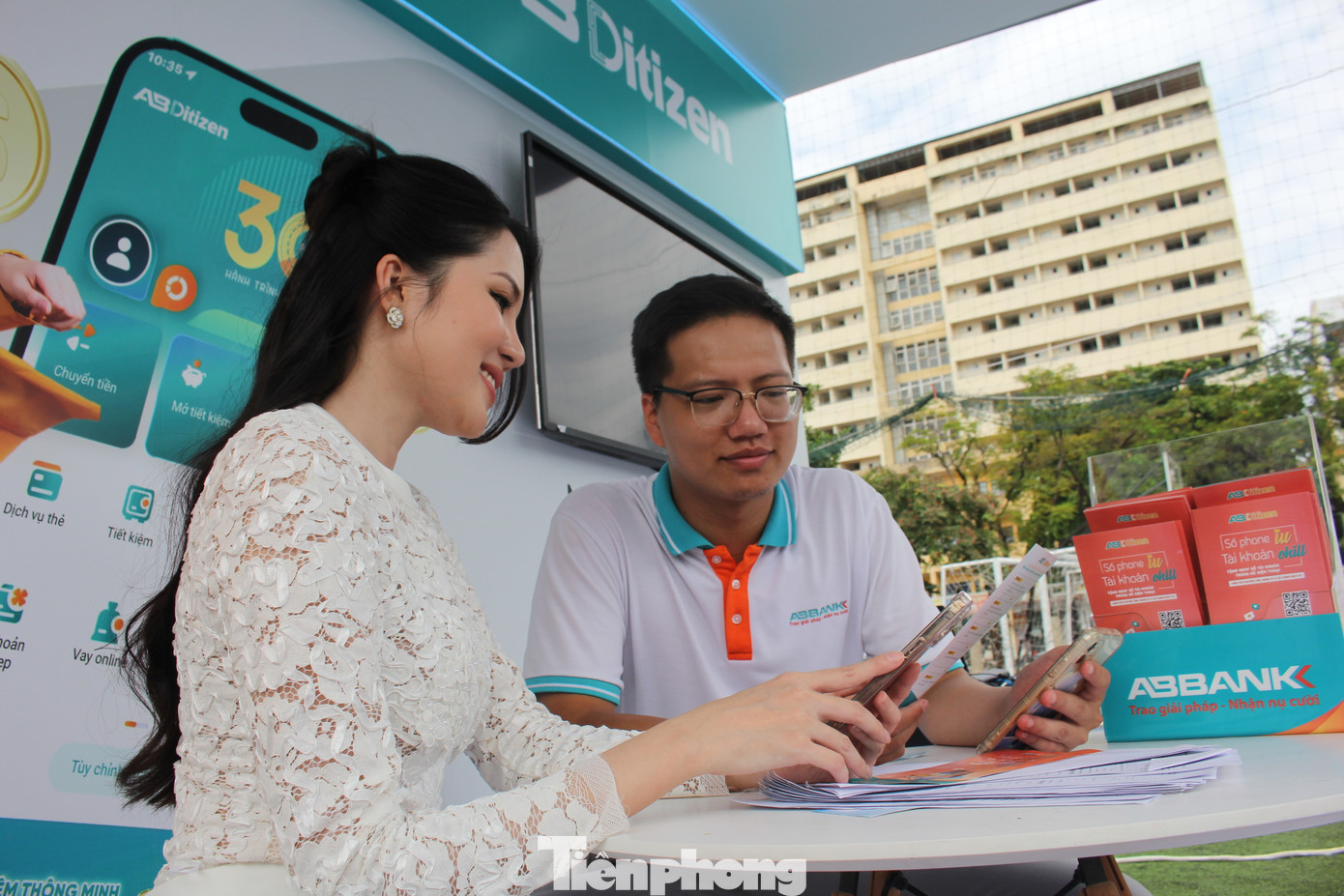 Đặc biệt, gian hàng ABBank năm nay đã đón tiếp một vị khách xinh đẹp và đặc biệt chính là Hoa khôi Huỳnh Thúy Vi.