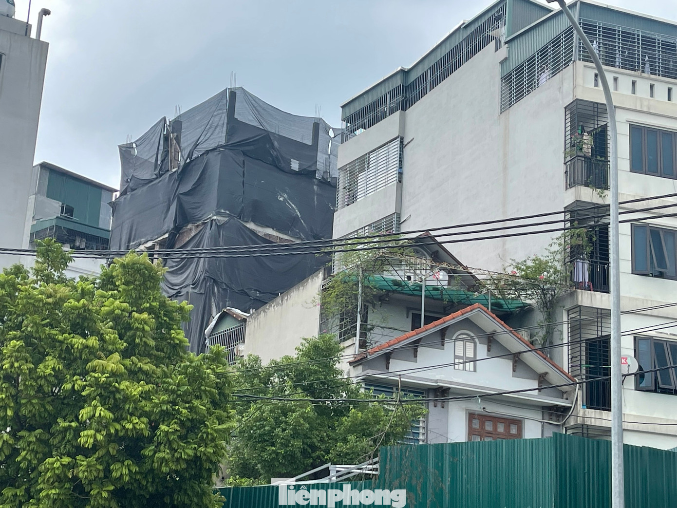 Khảo sát tại khu vực phố Tân Triều (xã Tân Triều, huyện Thanh Trì) – nơi được nhiều người mệnh danh là “Thiên đường chung cư mini”, tình trạng xây dựng các tòa nhà vượt tầng sai quy định diễn ra rầm rộ, không khác gì một đại công trường.