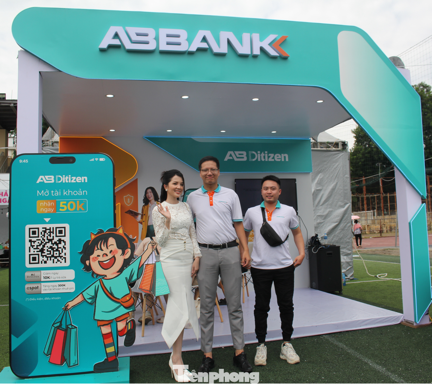 Đặc biệt, gian hàng ABBank năm nay đã đón tiếp một vị khách xinh đẹp và đặc biệt chính là Hoa khôi Huỳnh Thúy Vi.