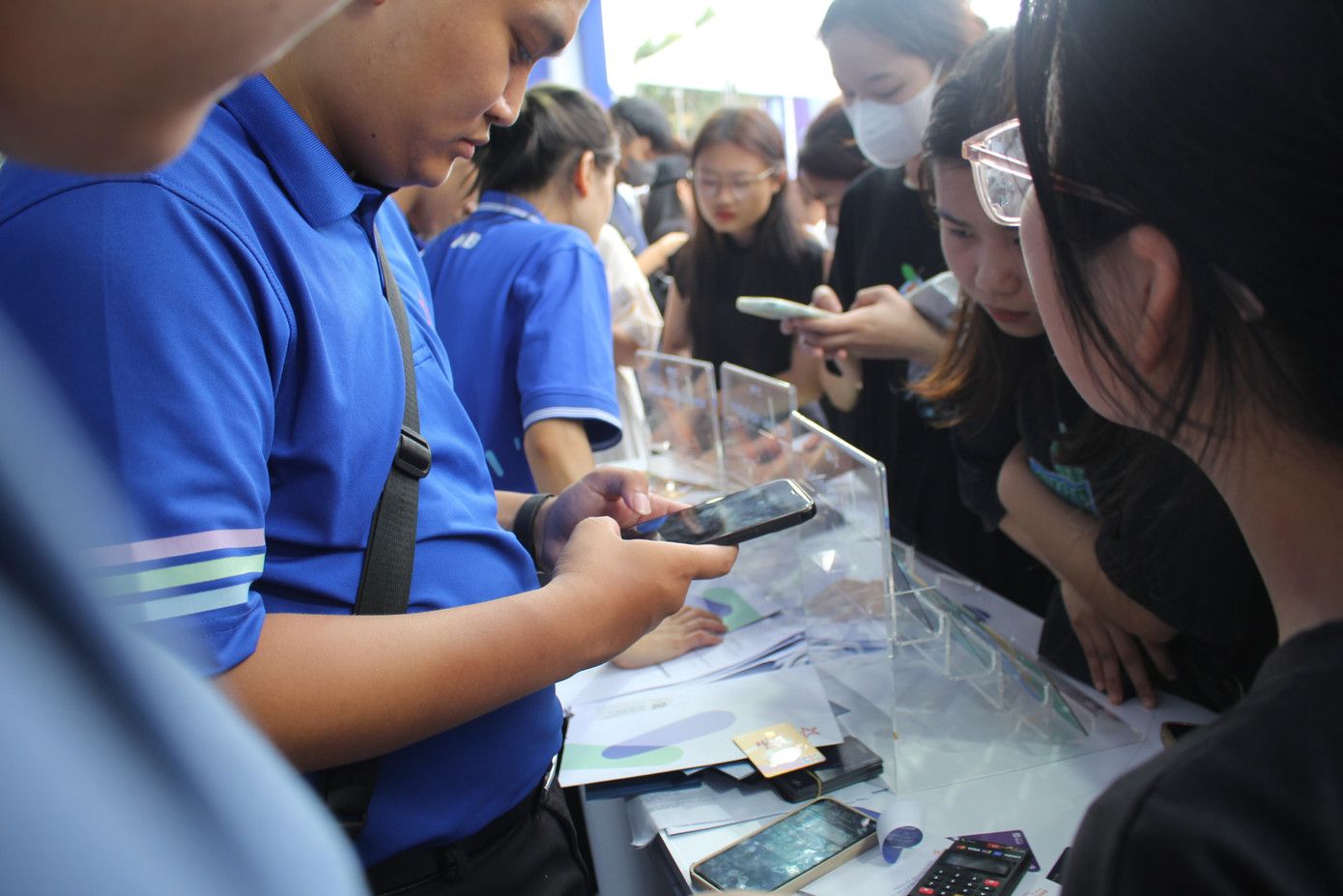 Hiện tại, MB được đánh giá là một trong những ngân hàng có tốc độ thu hút khách hàng ấn tượng nhất - lũy kế đến cuối tháng 6/2023 đã có gần 23,5 triệu khách hàng cá nhân và gần 300 nghìn khách hàng doanh nghiệp. Tỷ lệ giao dịch được thực hiện qua kênh số duy trì mức cao, đạt 96%.