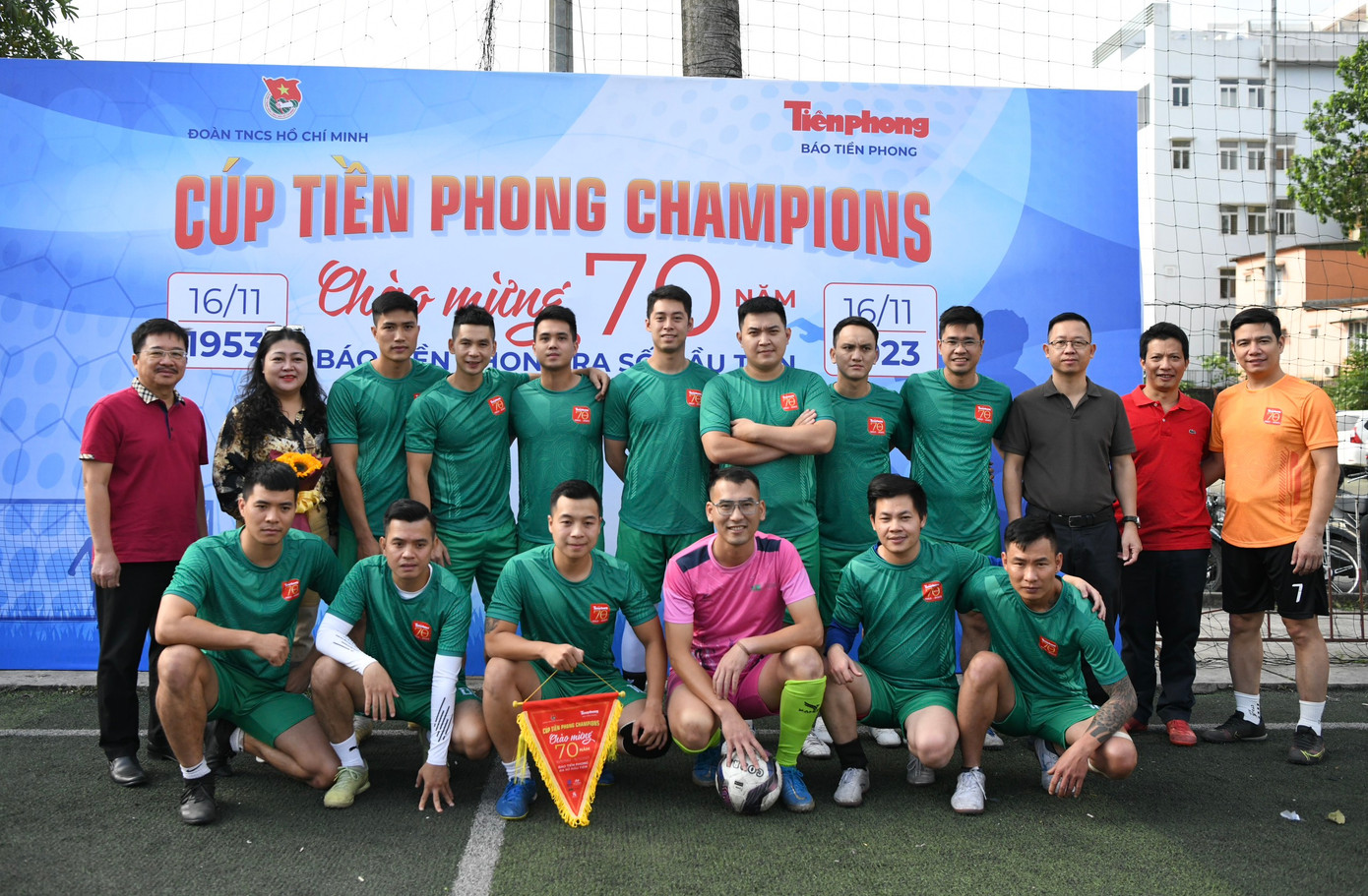 Nằm trong chuỗi chương trình chào mừng 70 năm Báo Tiền Phong ra số đầu tiên (ngày 16/11/1953 – ngày 16/11/2023), Đoàn cơ sở báo Tiền Phong đã tổ chức Giải bóng đá chào mừng tranh cúp Tiền Phong Champions.