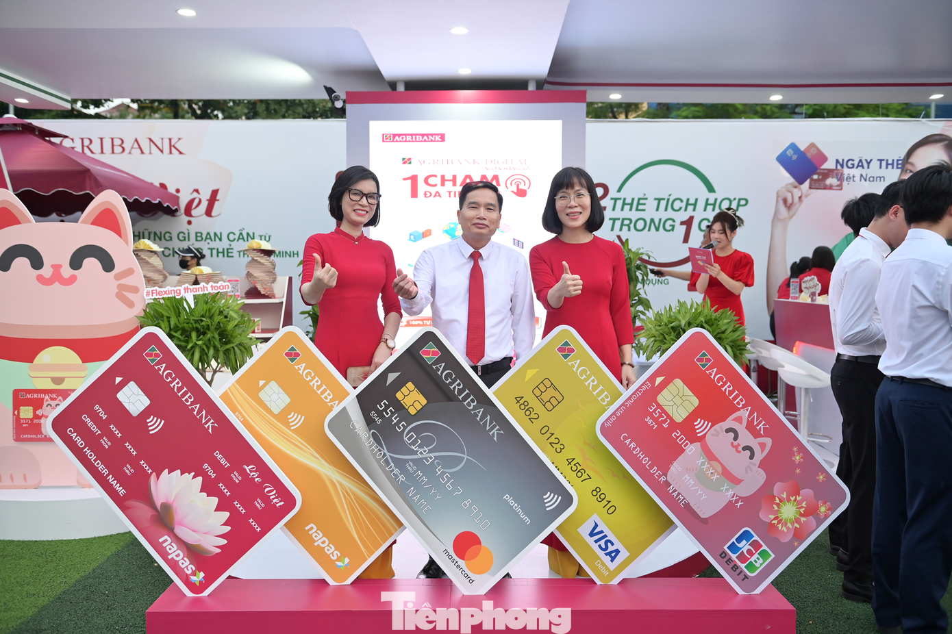 Những hình ảnh ấn tượng của lãnh đạo Agribank cùng các khách mời và các bạn sinh viên tại gian hàng của ngân hàng. Những hình ảnh ấn tượng của lãnh đạo Agribank cùng các khách mời và các bạn sinh viên tại gian hàng của ngân hàng.