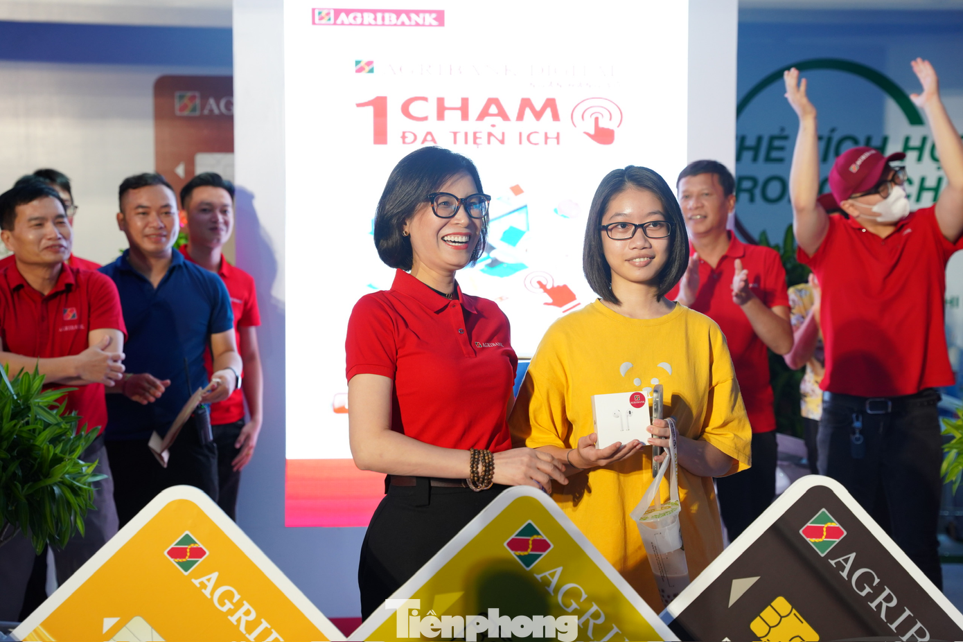 Nữ sinh đại học Sư phạm vui mừng khi trúng giải nhất của gian hàng Agribank - một chiếc tai nghe iphone chính hãng. Nữ sinh đại học Sư phạm vui mừng khi trúng giải nhất của gian hàng Agribank - một chiếc tai nghe iphone chính hãng.