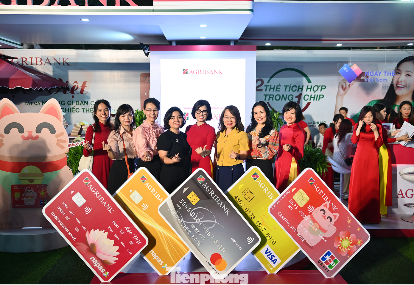 Những hình ảnh ấn tượng của lãnh đạo Agribank cùng các khách mời và các bạn sinh viên tại gian hàng của ngân hàng. Những hình ảnh ấn tượng của lãnh đạo Agribank cùng các khách mời và các bạn sinh viên tại gian hàng của ngân hàng.