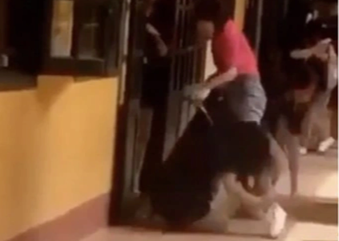 Hình ảnh học sinh quỳ trước cửa lớp bị cô giáo kéo lan truyền trên mạng xã hội. Ảnh cắt từ clip