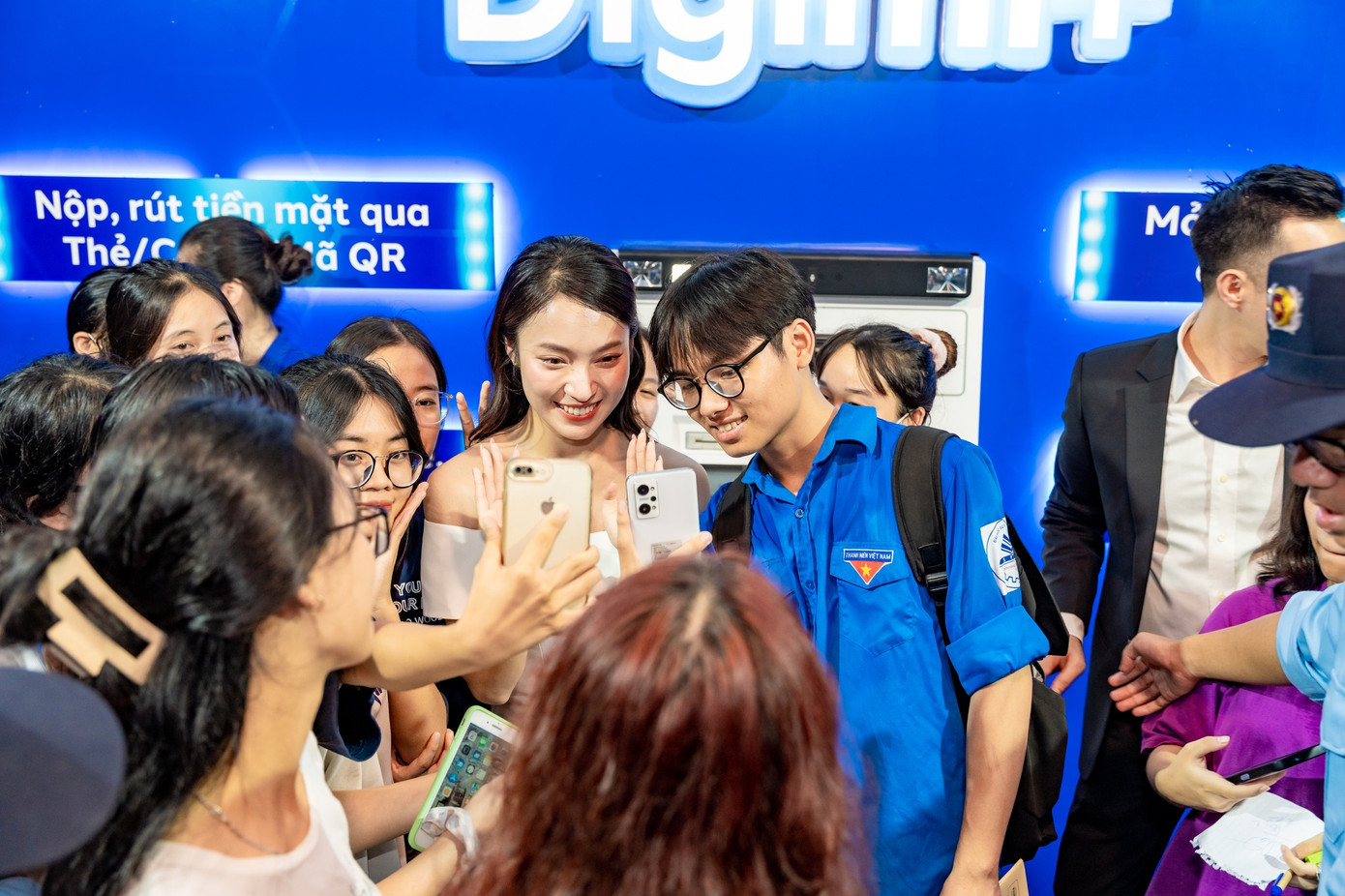 Tại đêm khai mạc, đại sứ Ngày Ngày Thẻ Việt Nam 2023 - Sóng Festival - MC Khánh Vy đã cùng các bạn trẻ đến trải nghiệm các dịch vụ của BVBank.